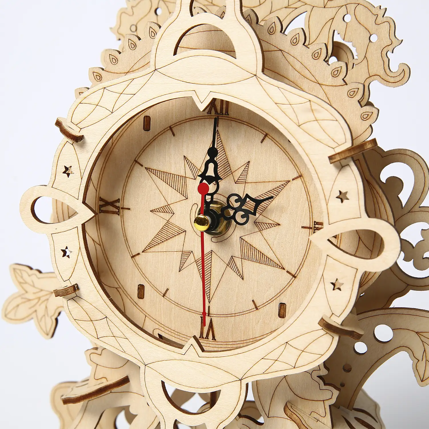 Maqueta de Madera 3D, diseño de Reloj antiguo con péndulo. 31 piezas.