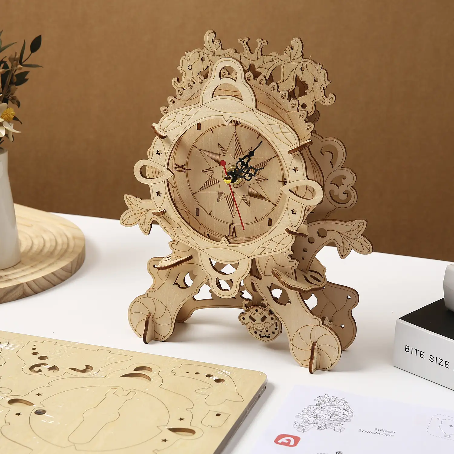 Maqueta de Madera 3D, diseño de Reloj antiguo con péndulo. 31 piezas.
