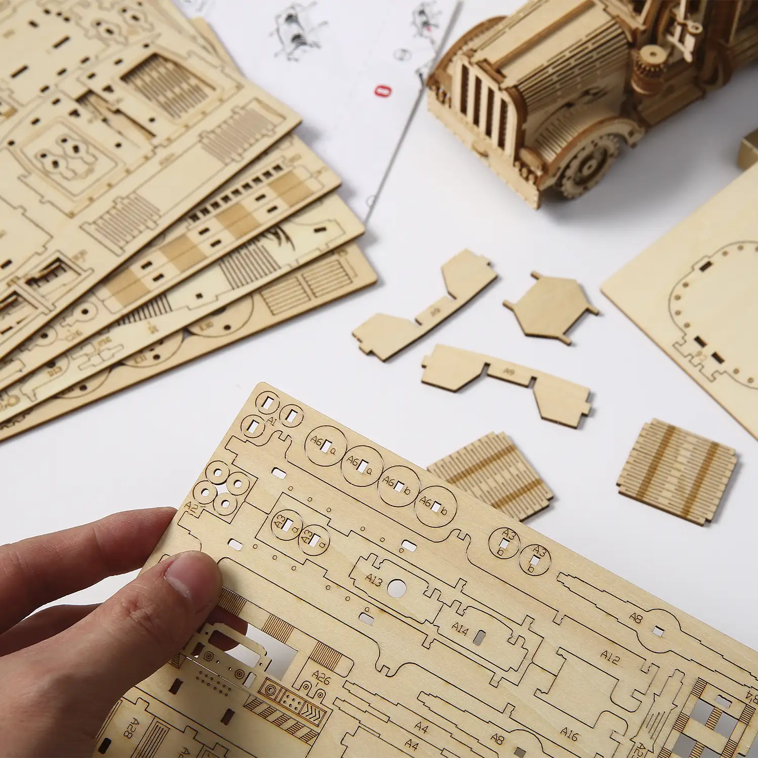 Maqueta de Madera 3D, diseño de Camión Cisterna Grande con movimiento mecánico. 307 piezas.