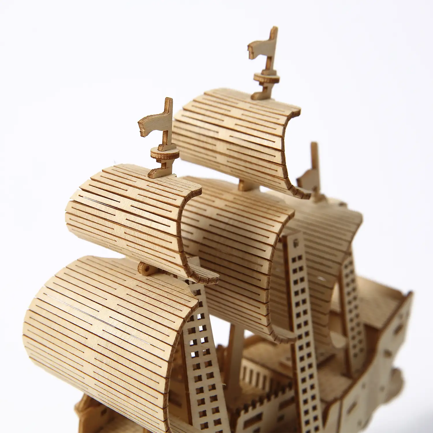 Maqueta de Madera 3D, diseño de Barco de vela con movimiento mecánico. 83 piezas.