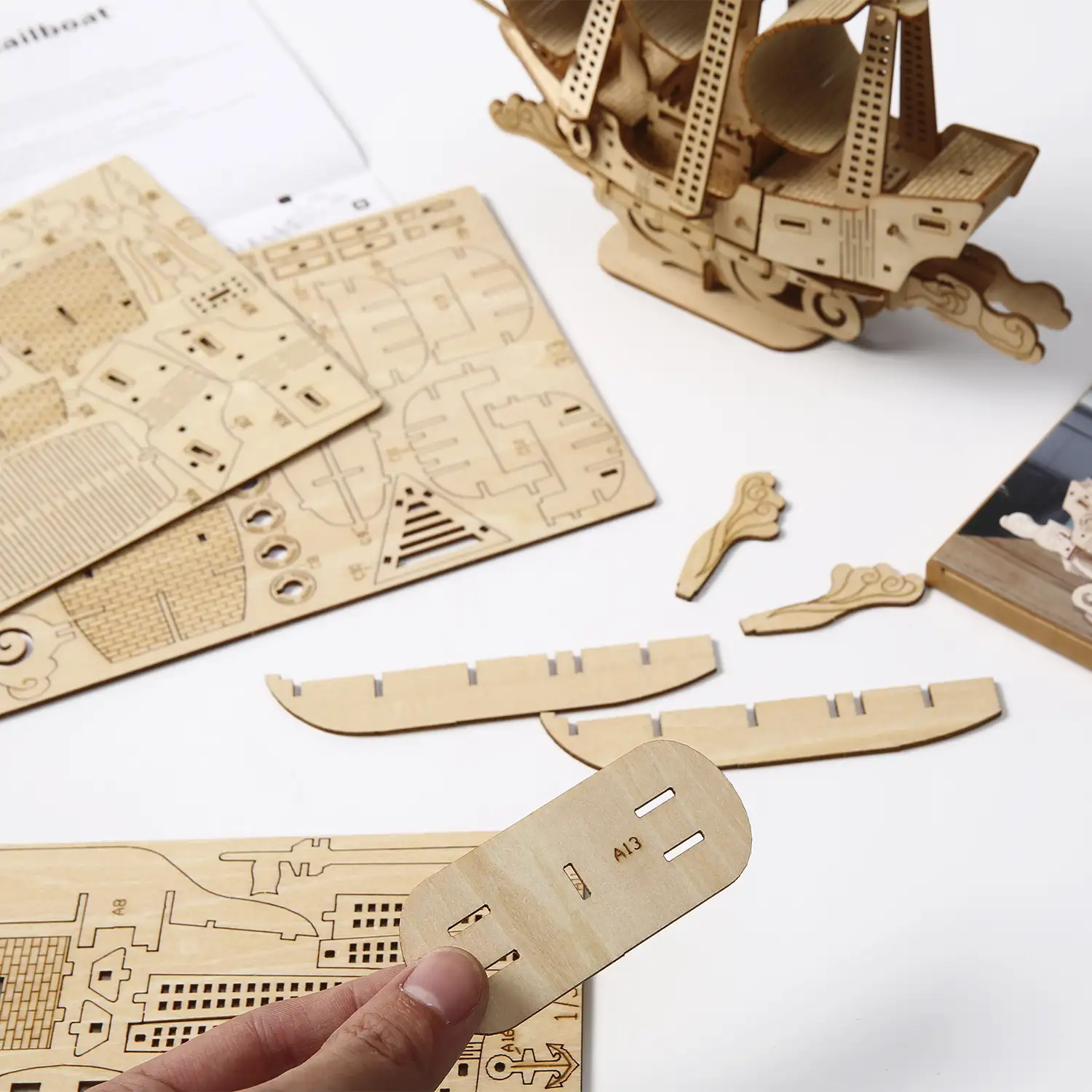 Maqueta de Madera 3D, diseño de Barco de vela con movimiento mecánico. 83 piezas.