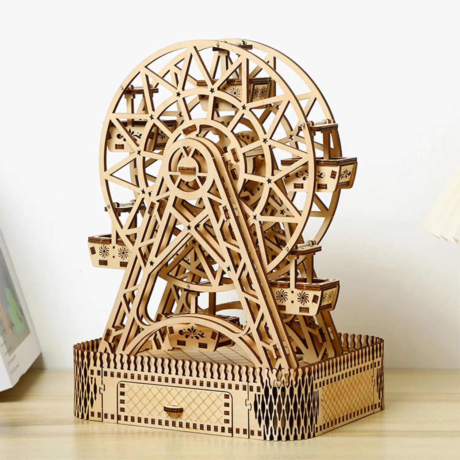 Maqueta de Madera 3D, diseño de Noria con movimiento mecánico y música. 207 piezas.
