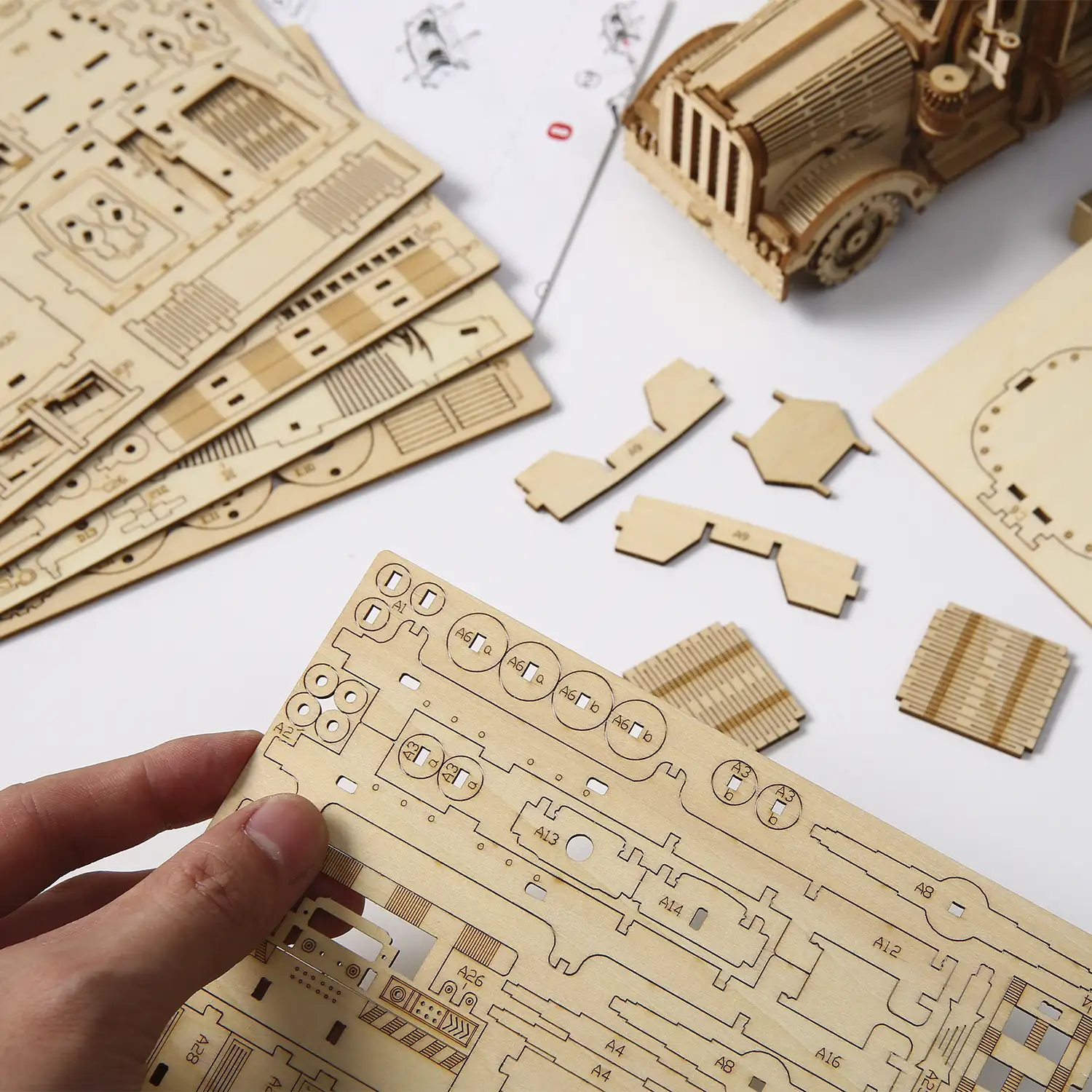 Maqueta de Madera 3D, diseño de Camión Cisterna con movimiento mecánico. 307 piezas.