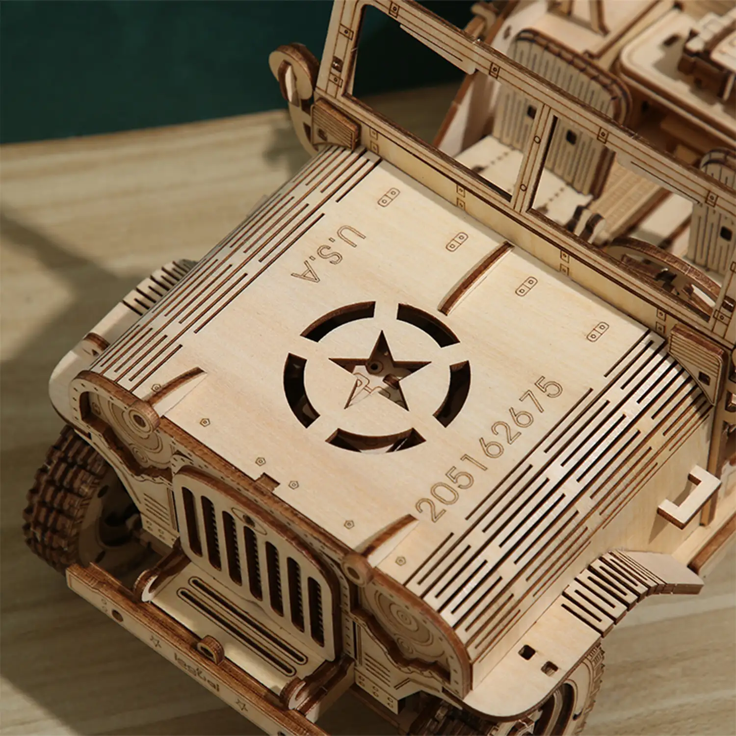 Maqueta de Madera 3D, diseño de Todoterreno con movimiento mecánico. 395 piezas.