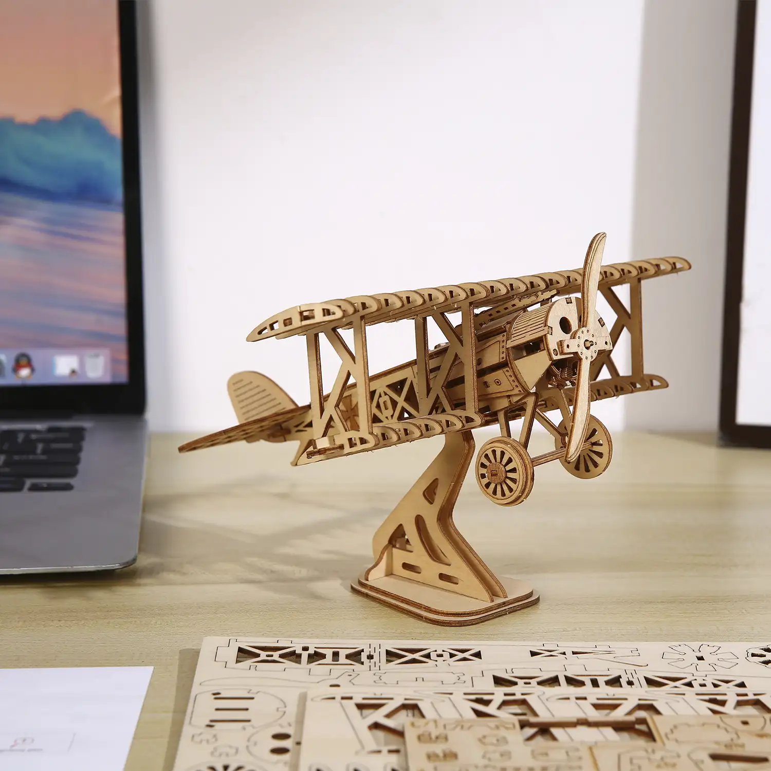 Maqueta de Madera 3D, diseño de Avioneta con movimiento mecánico. 105 piezas.