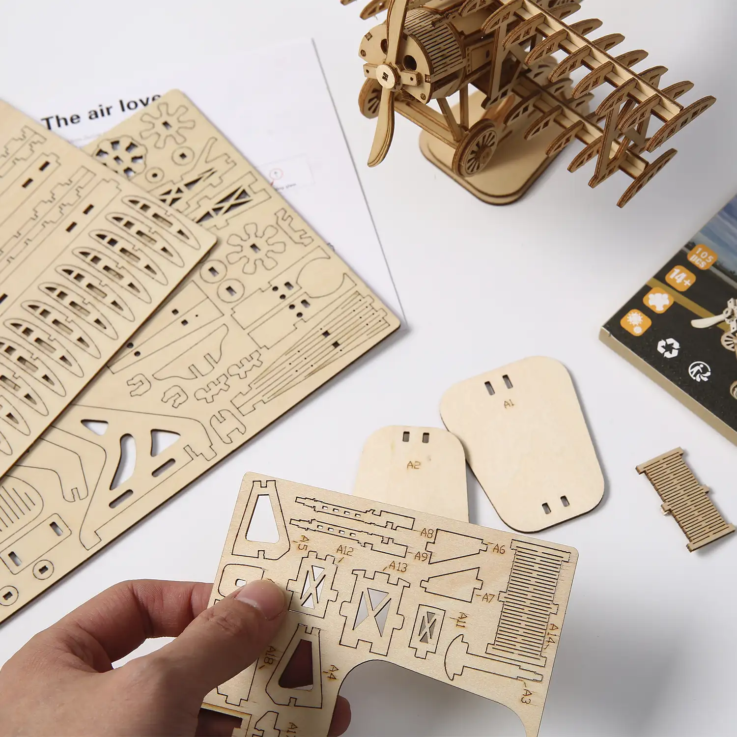 Maqueta de Madera 3D, diseño de Avioneta con movimiento mecánico. 105 piezas.