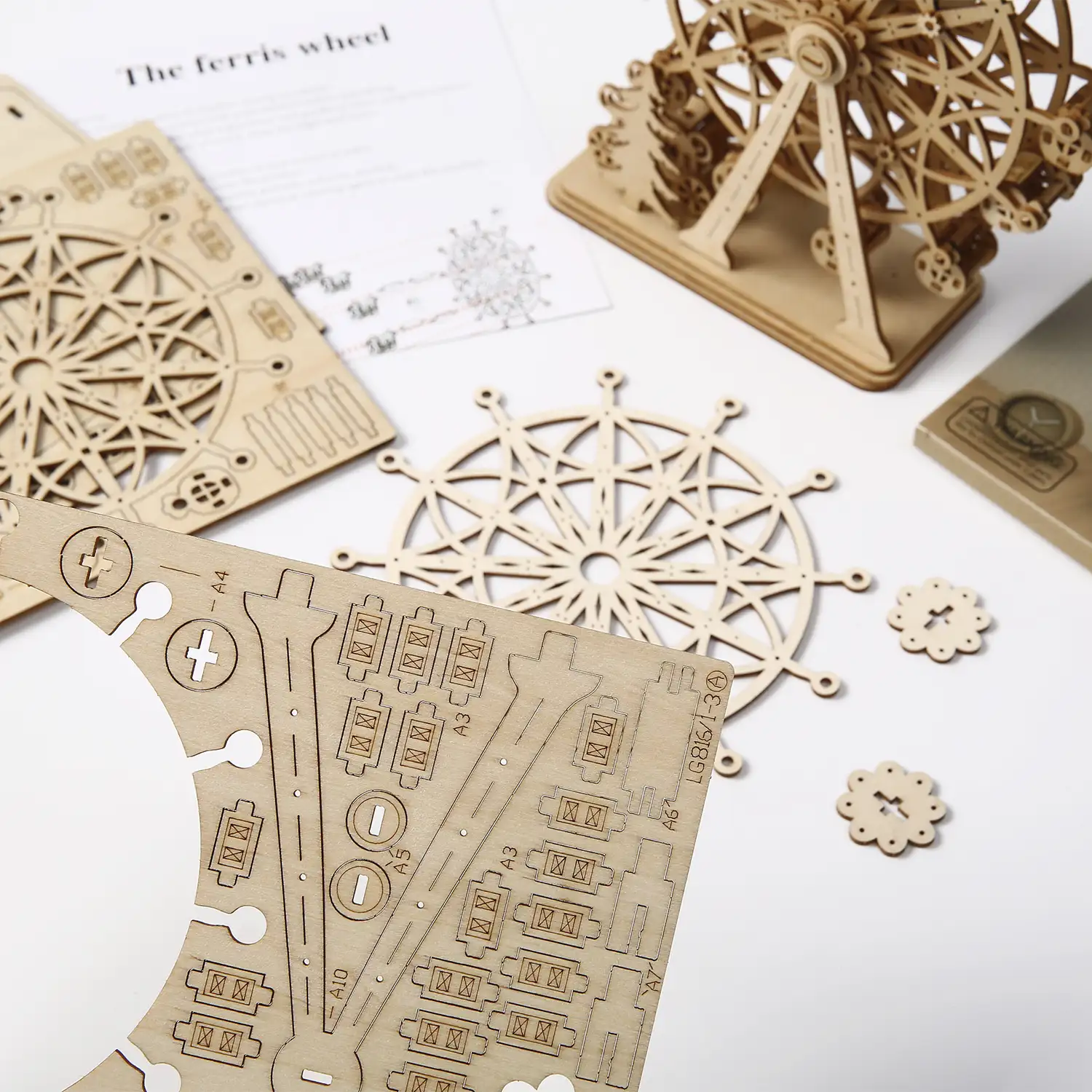 Maqueta de Madera 3D, diseño de Noria con carruaje con movimiento mecánico. 104 piezas.