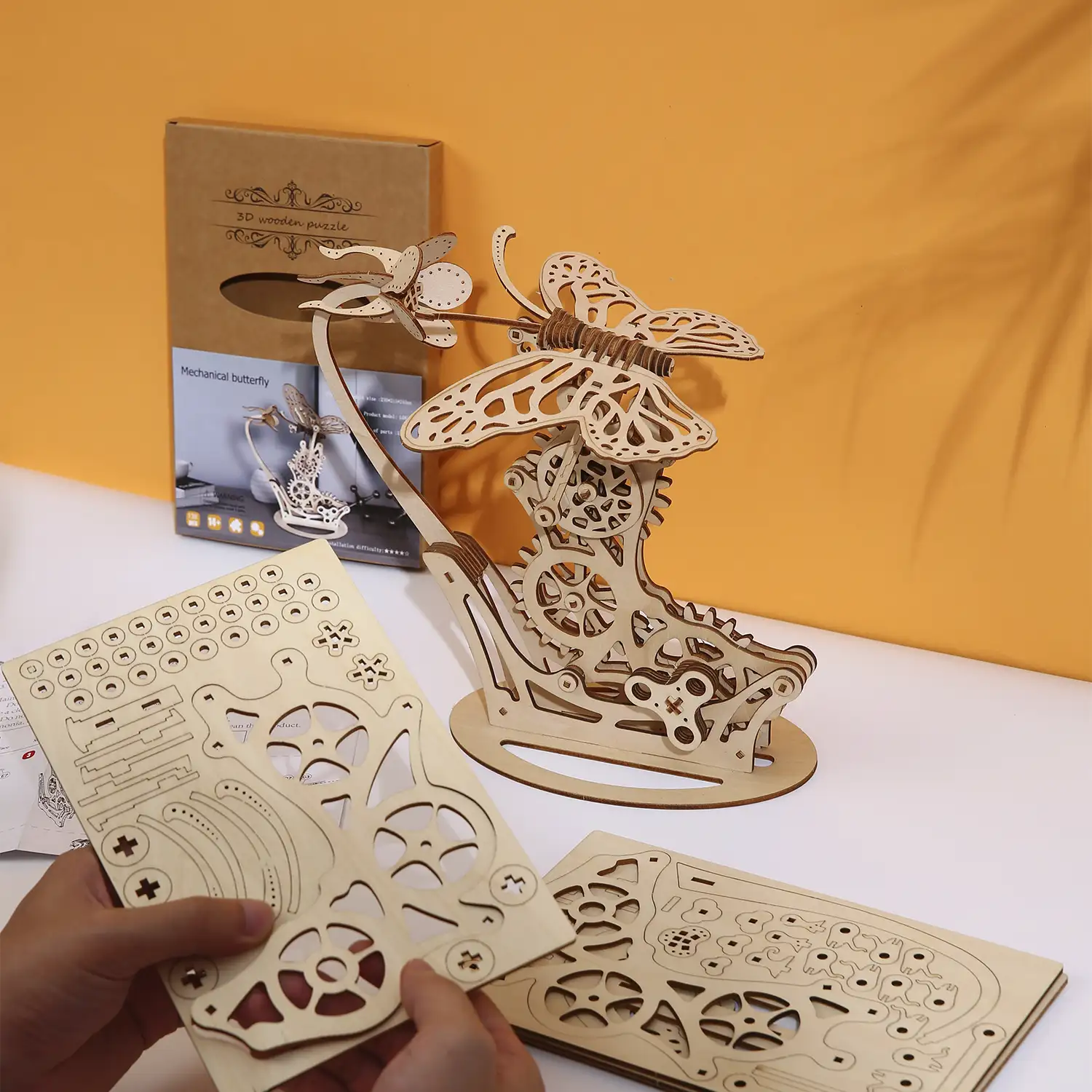 Maqueta de Madera 3D, diseño de Mariposa con movimiento mecánico. 138 piezas.