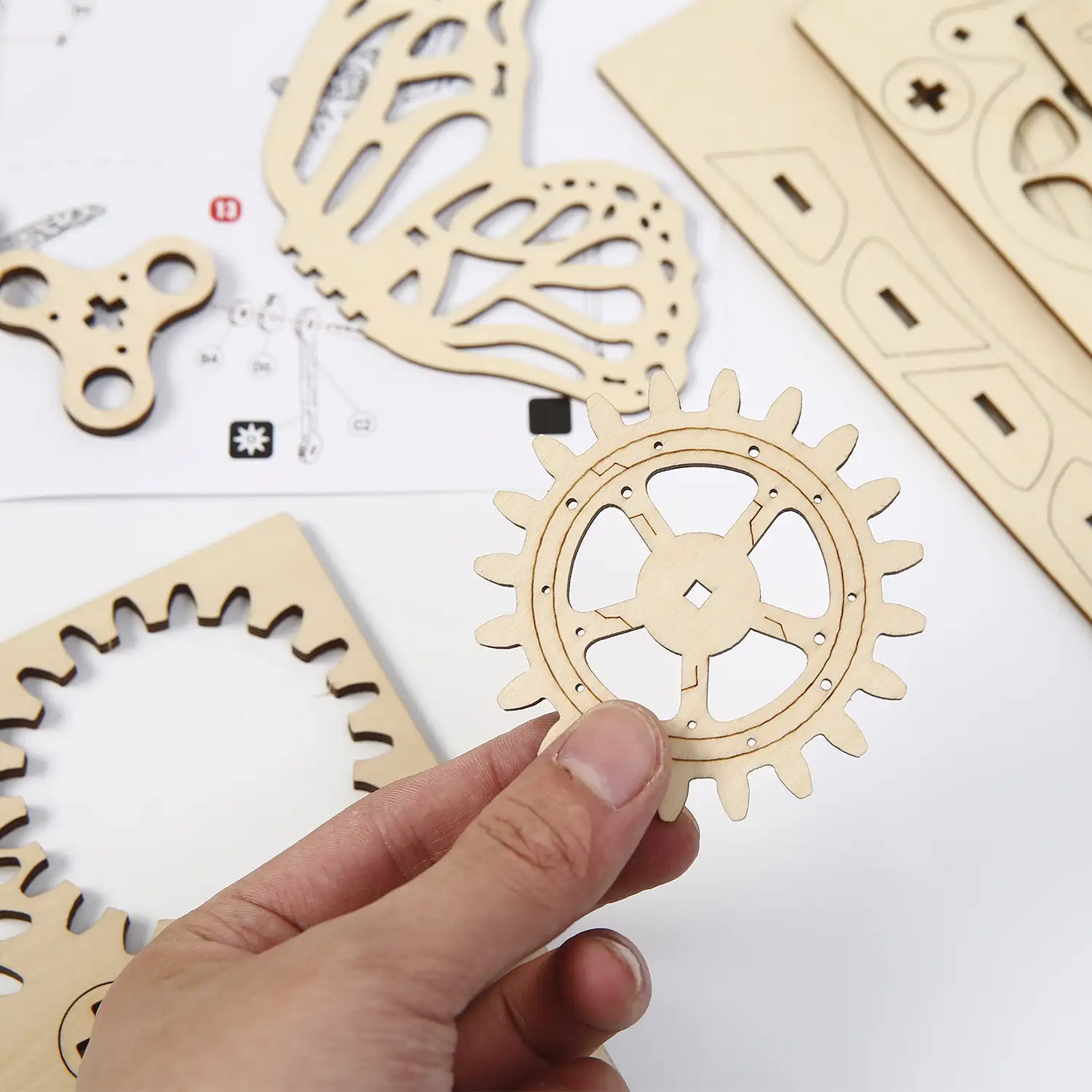 Maqueta de Madera 3D, diseño de Mariposa con movimiento mecánico. 138 piezas.