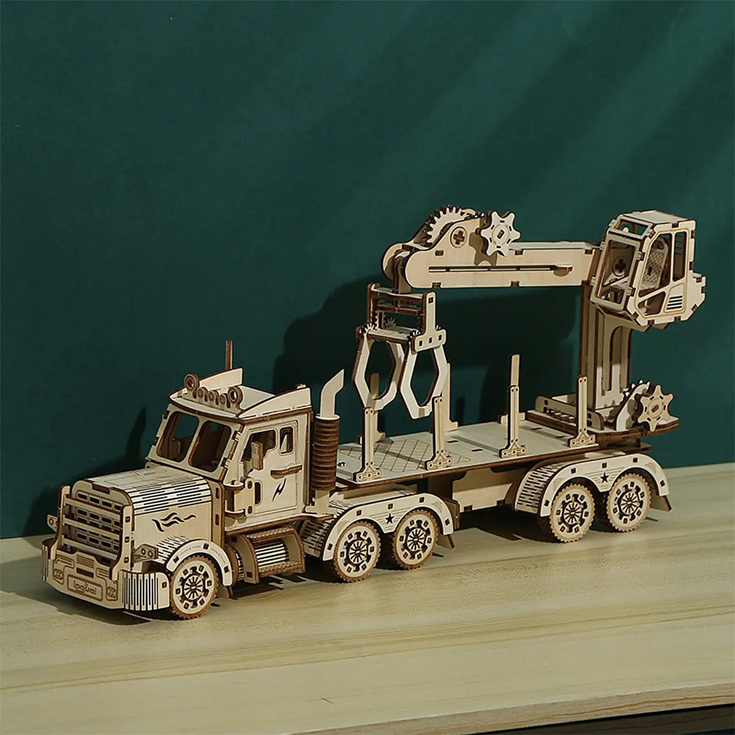 Maqueta de Madera 3D, diseño de Camión con Grua con movimiento mecánico. 428 piezas.
