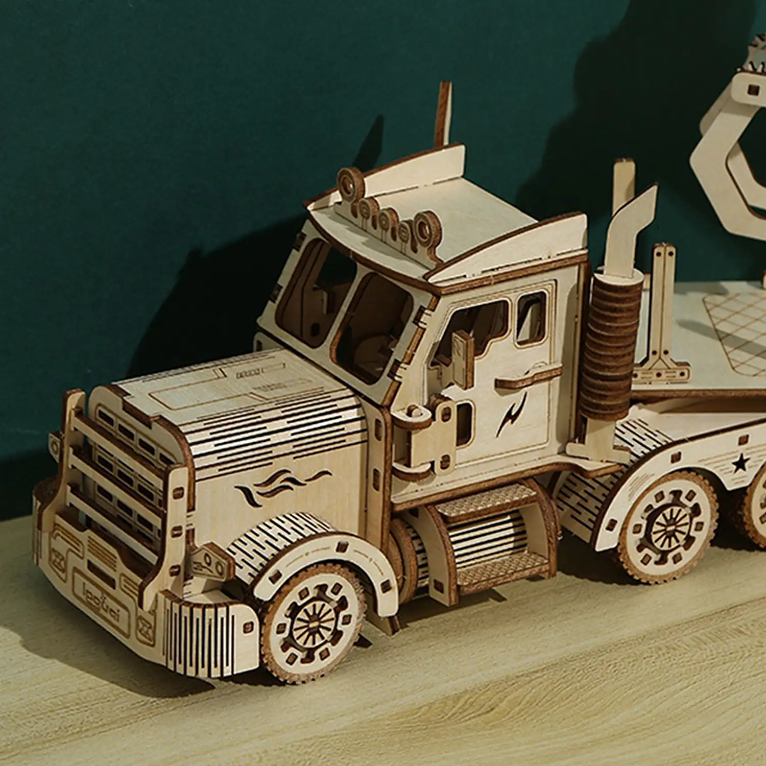 Maqueta de Madera 3D, diseño de Camión con Grua con movimiento mecánico. 428 piezas.