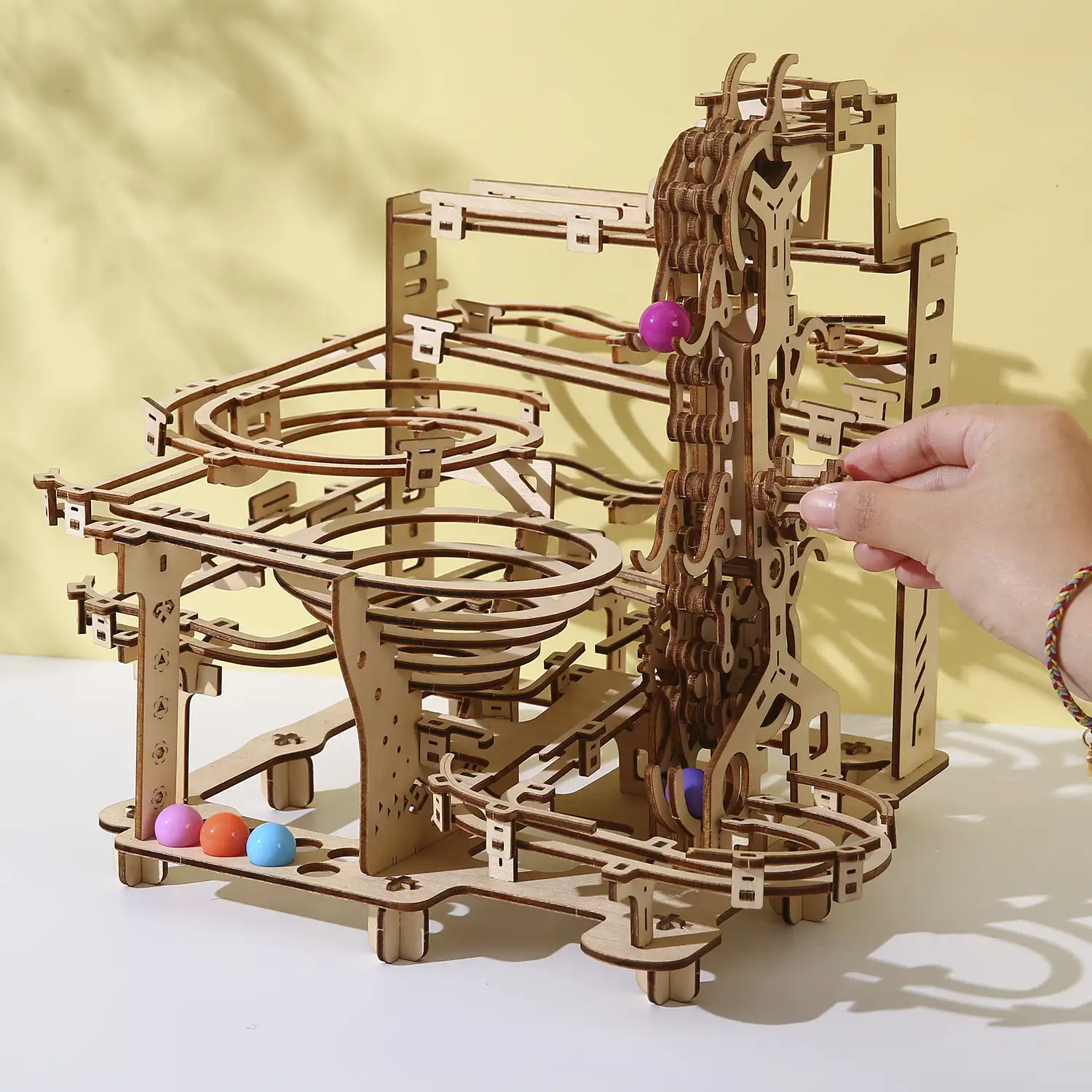 Maqueta de Madera 3D, diseño de Circuito para canicas con movimiento mecánico. 335 piezas.