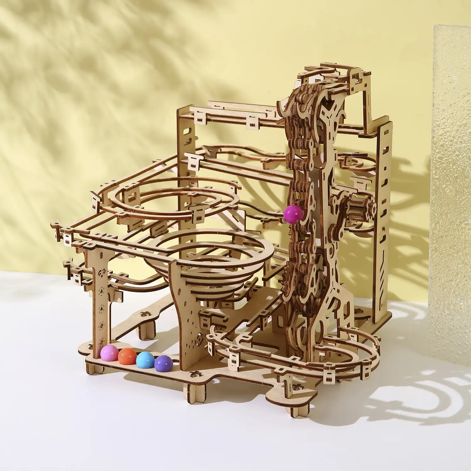Maqueta de Madera 3D, diseño de Circuito para canicas con movimiento mecánico. 335 piezas.