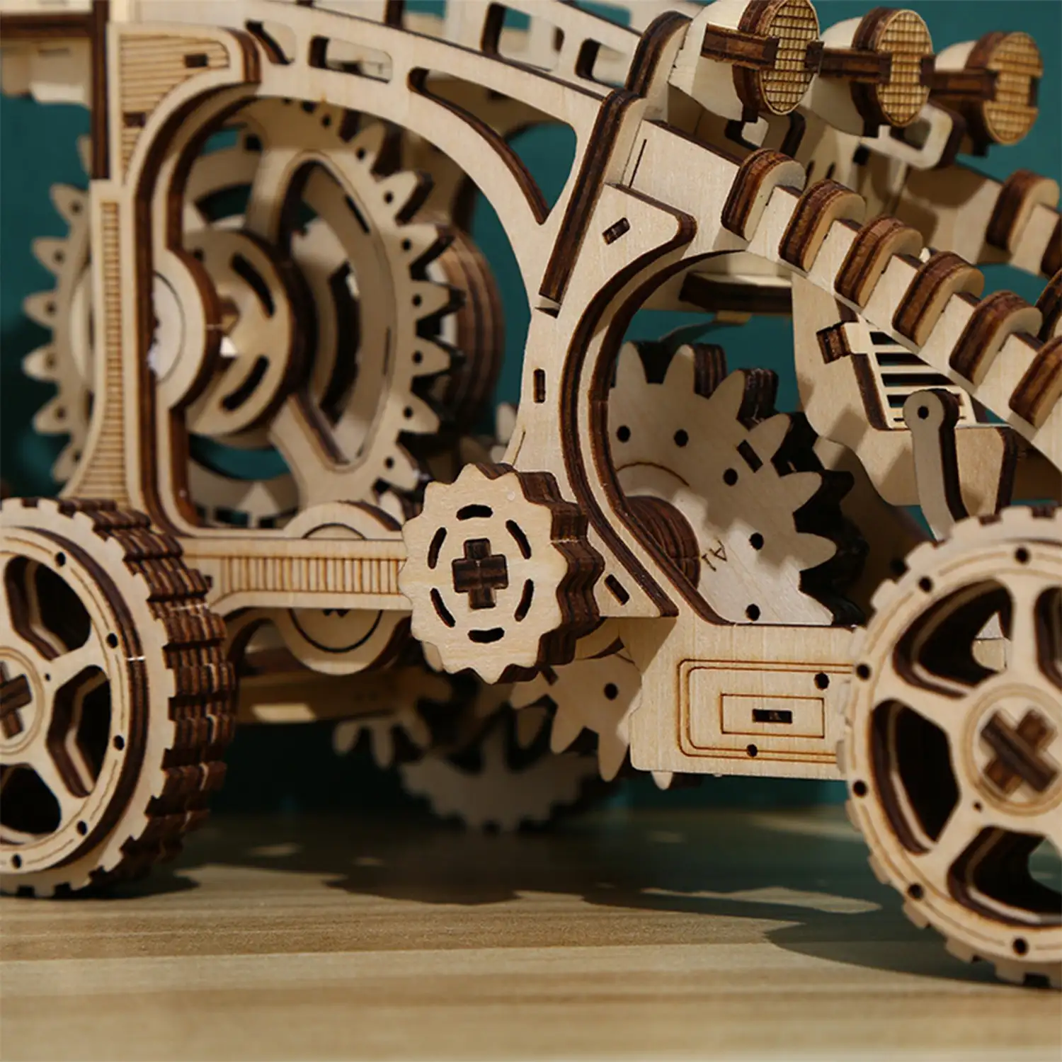 Maqueta de Madera 3D, diseño de Coche de choque con movimiento mecánico. 168 piezas.