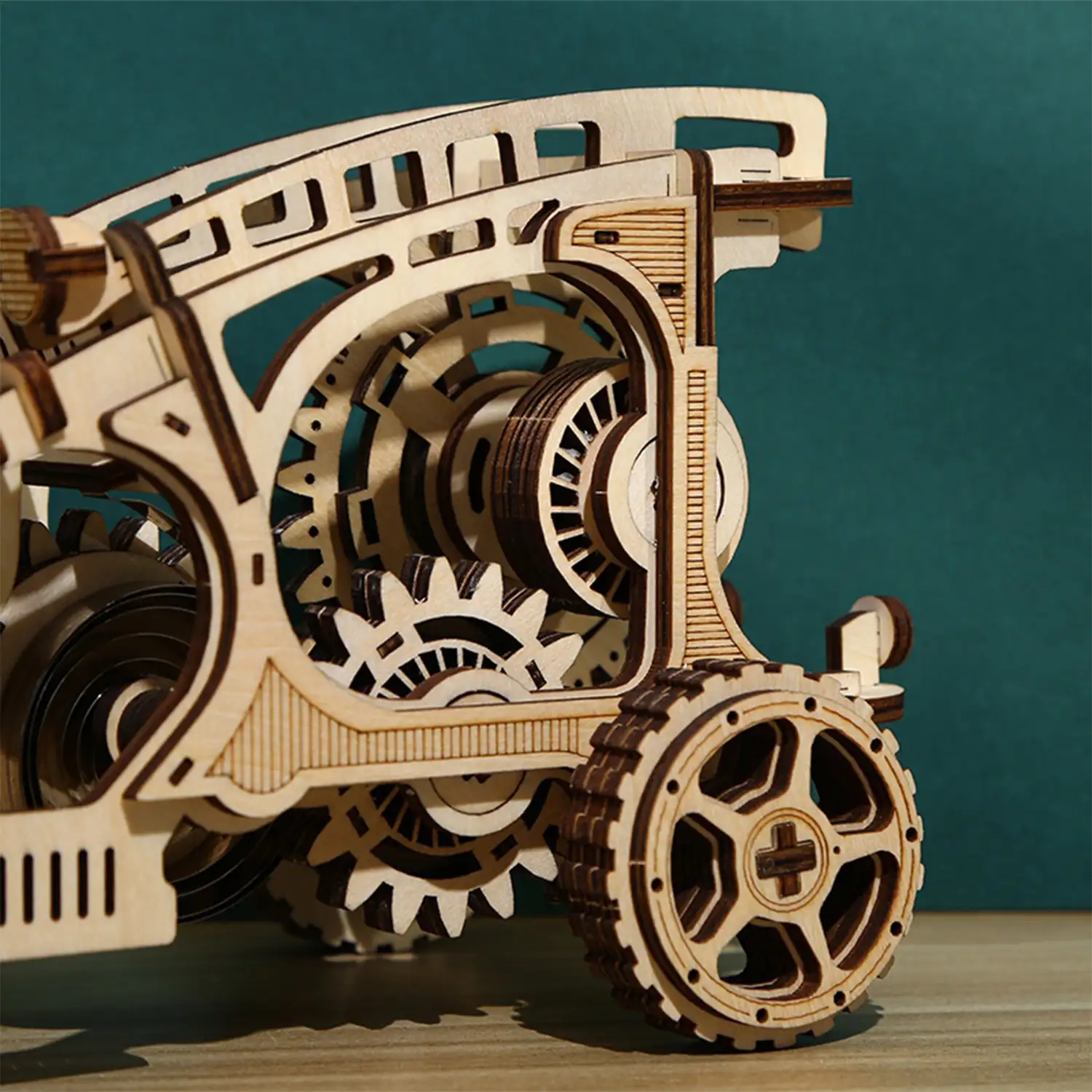 Maqueta de Madera 3D, diseño de Coche de choque con movimiento mecánico. 168 piezas.