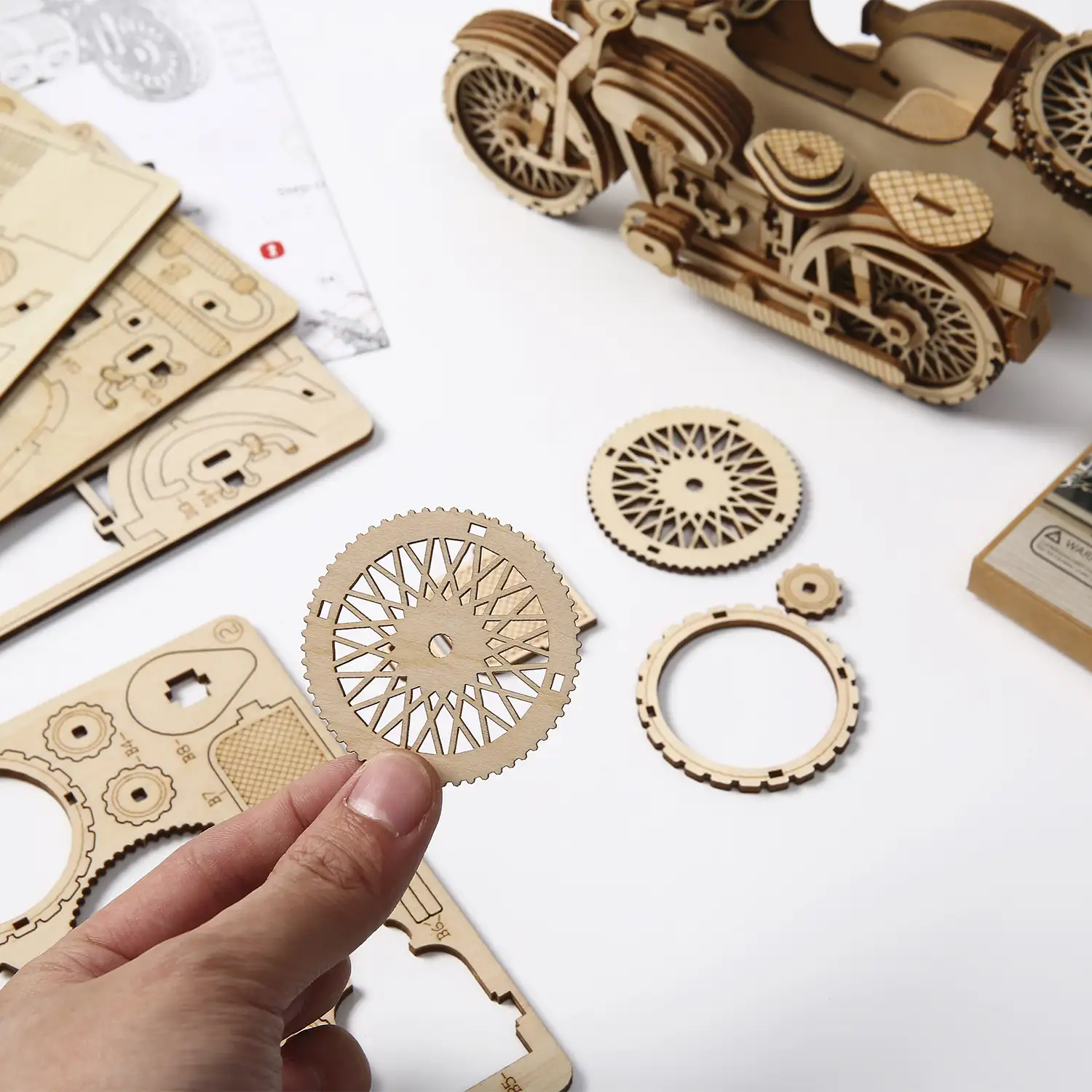 Maqueta de Madera 3D, diseño de Moto con Sidecar con movimiento mecánico. 81 piezas.