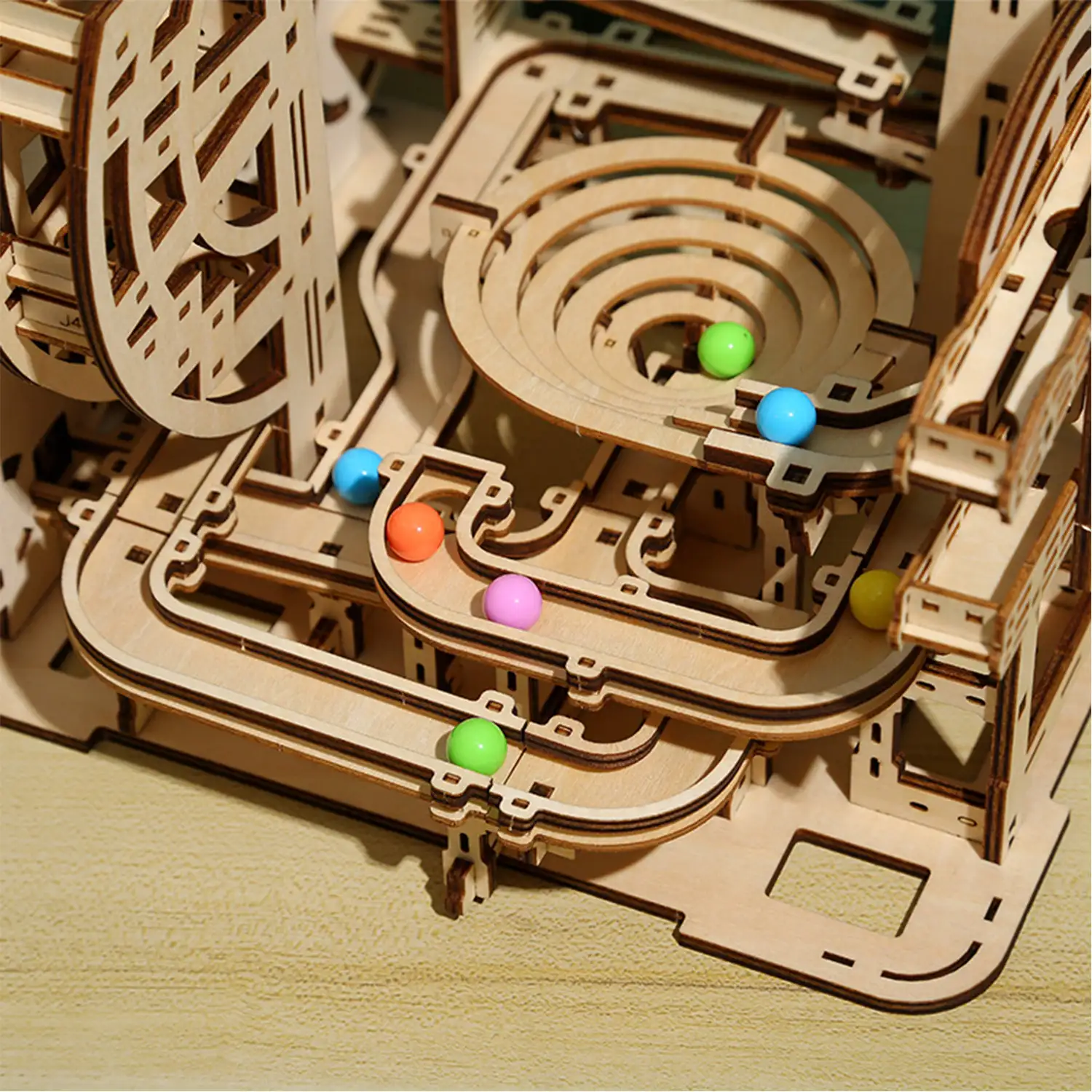Maqueta de Madera 3D, diseño de Laberinto para canicas con movimiento mecánico. 369 piezas.