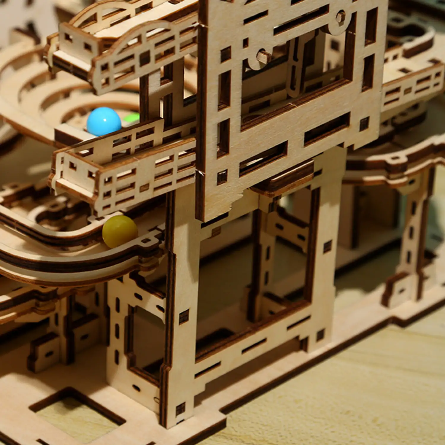 Maqueta de Madera 3D, diseño de Laberinto para canicas con movimiento mecánico. 369 piezas.