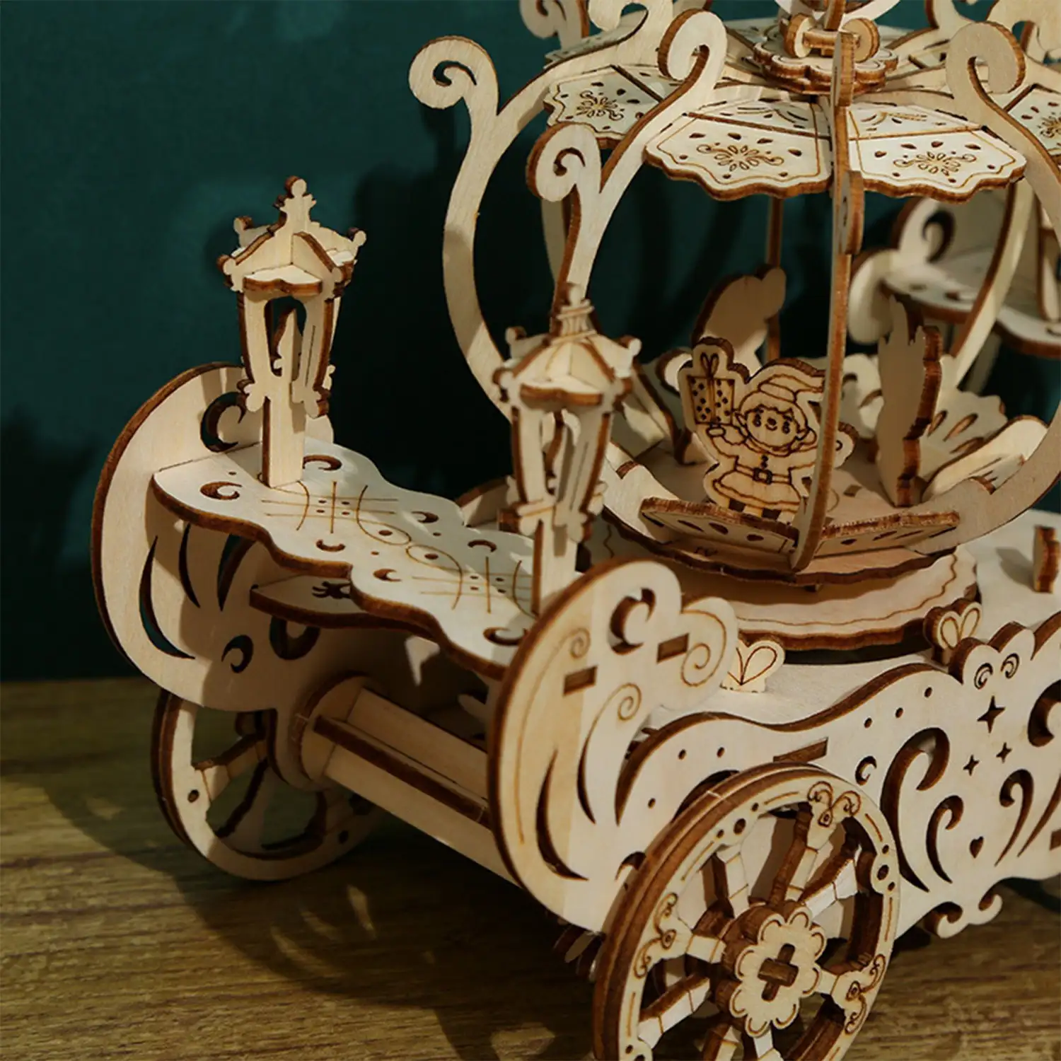 Maqueta de Madera 3D, diseño de Carruaje de calabaza con música y movimiento mecánico. 126 piezas.