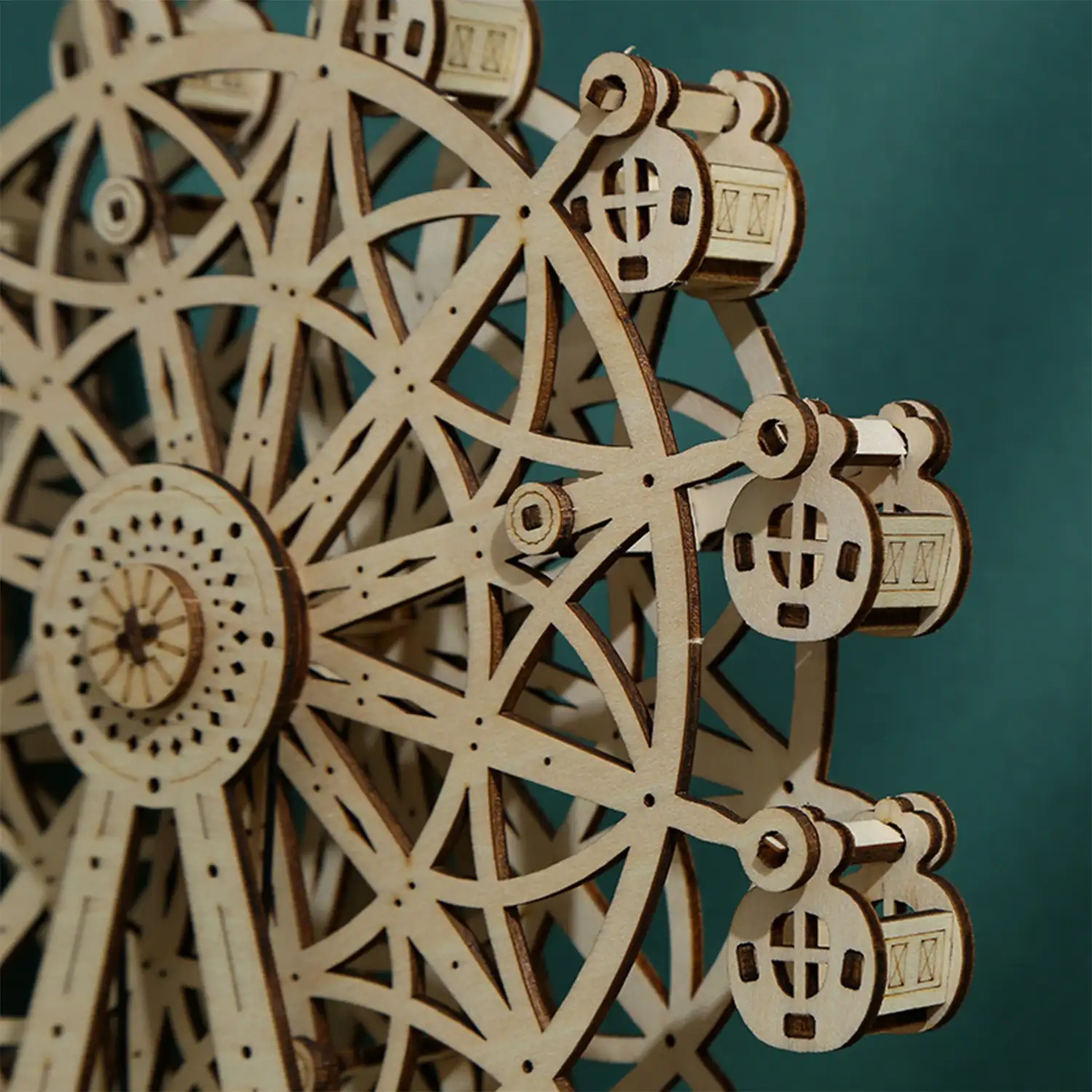 Maqueta de Madera 3D, diseño de Noria con música y movimiento mecánico. 133 piezas.