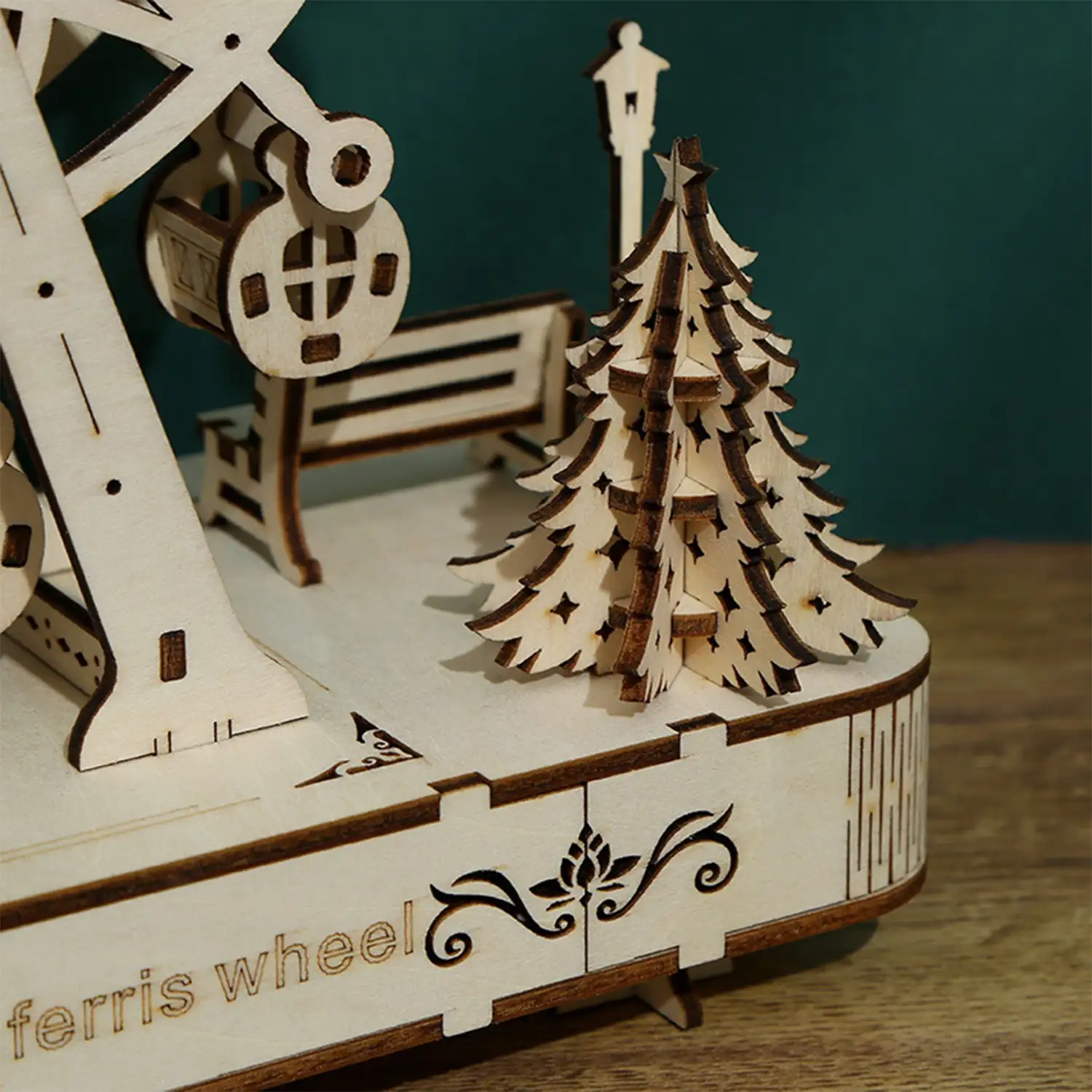 Maqueta de Madera 3D, diseño de Noria con música y movimiento mecánico. 133 piezas.