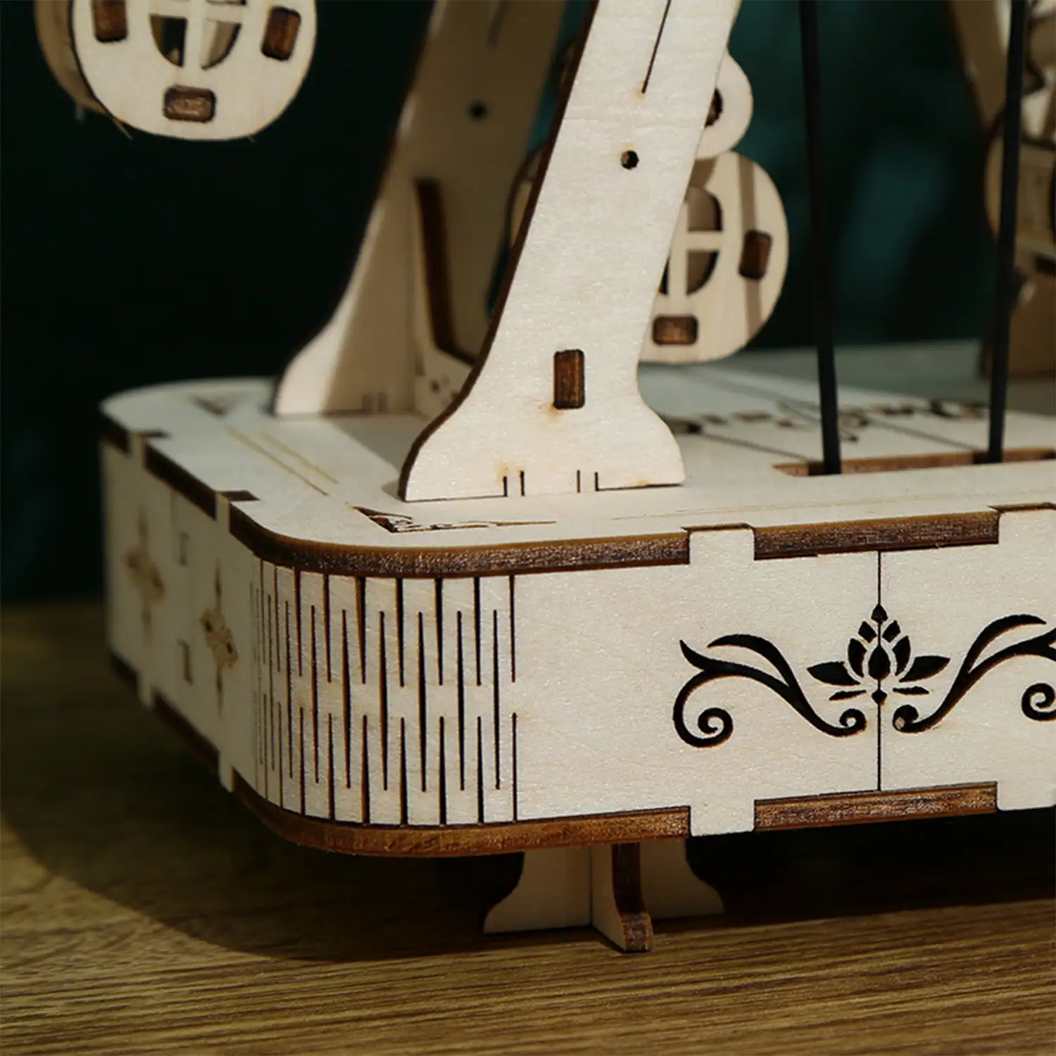 Maqueta de Madera 3D, diseño de Noria con música y movimiento mecánico. 133 piezas.
