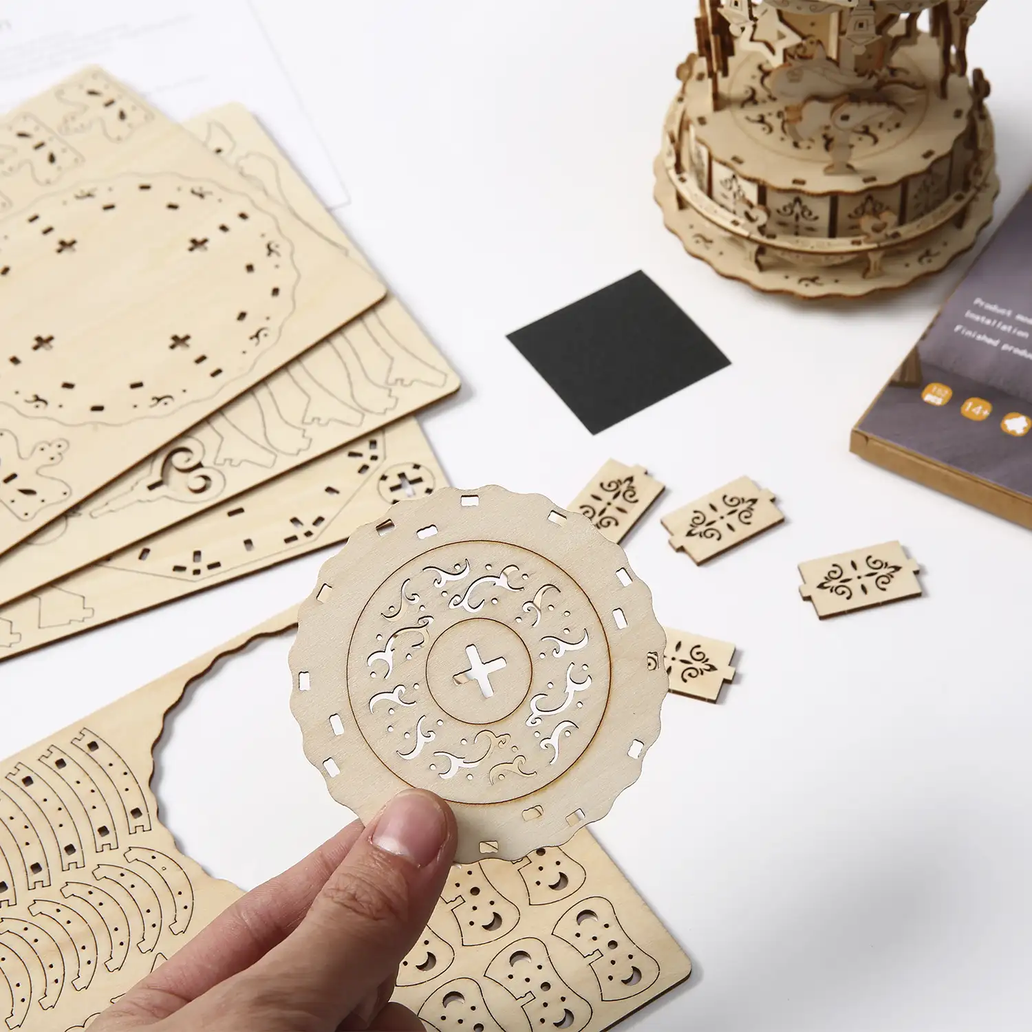 Maqueta de Madera 3D, diseño de Tiovivo con movimiento mecánico. 82 piezas.