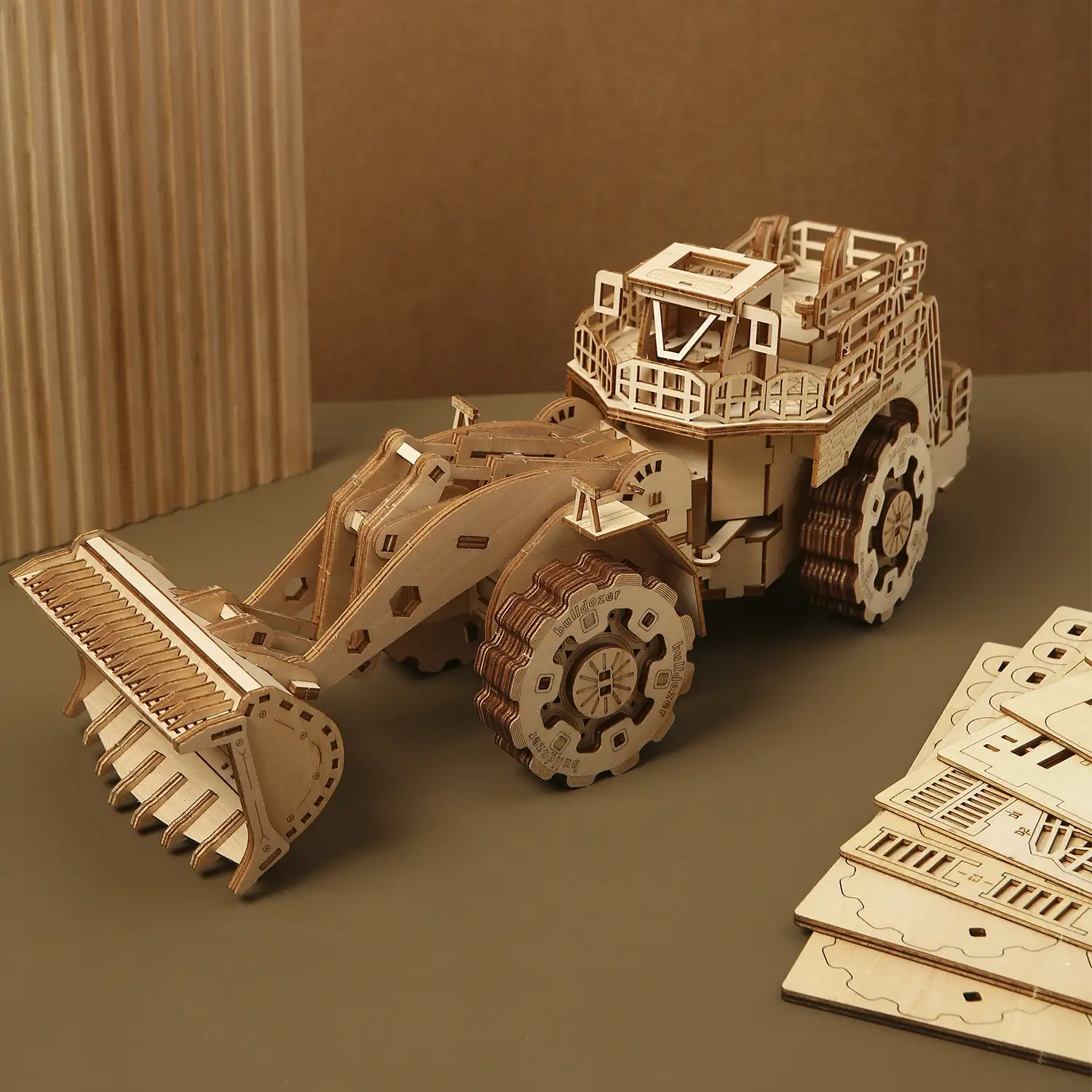Maqueta de Madera 3D, diseño de Pala Cargadora con movimiento mecánico. 312 piezas.