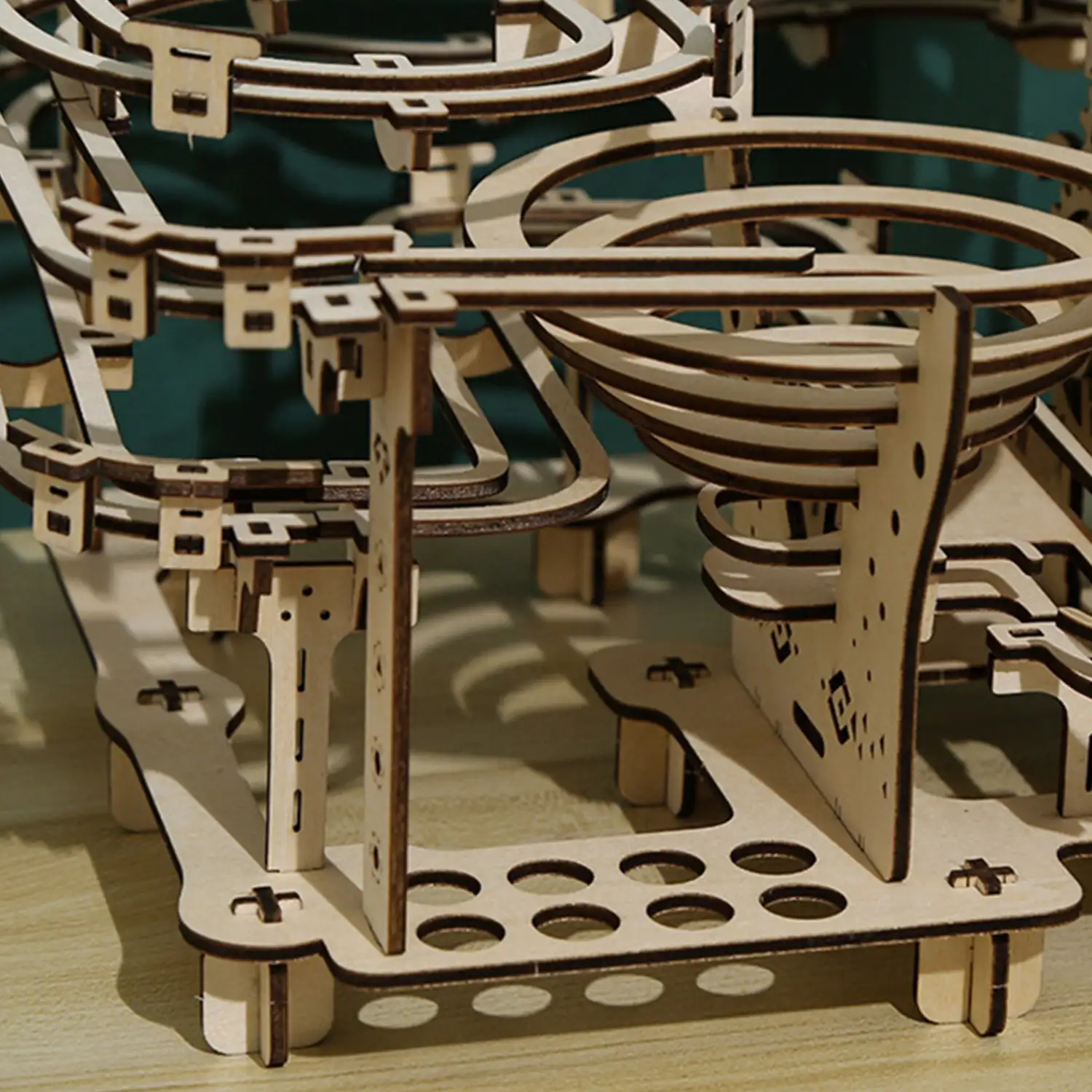 Maqueta de Madera 3D, diseño de Circuito manual de canicas con movimiento mecánico. 196 piezas.