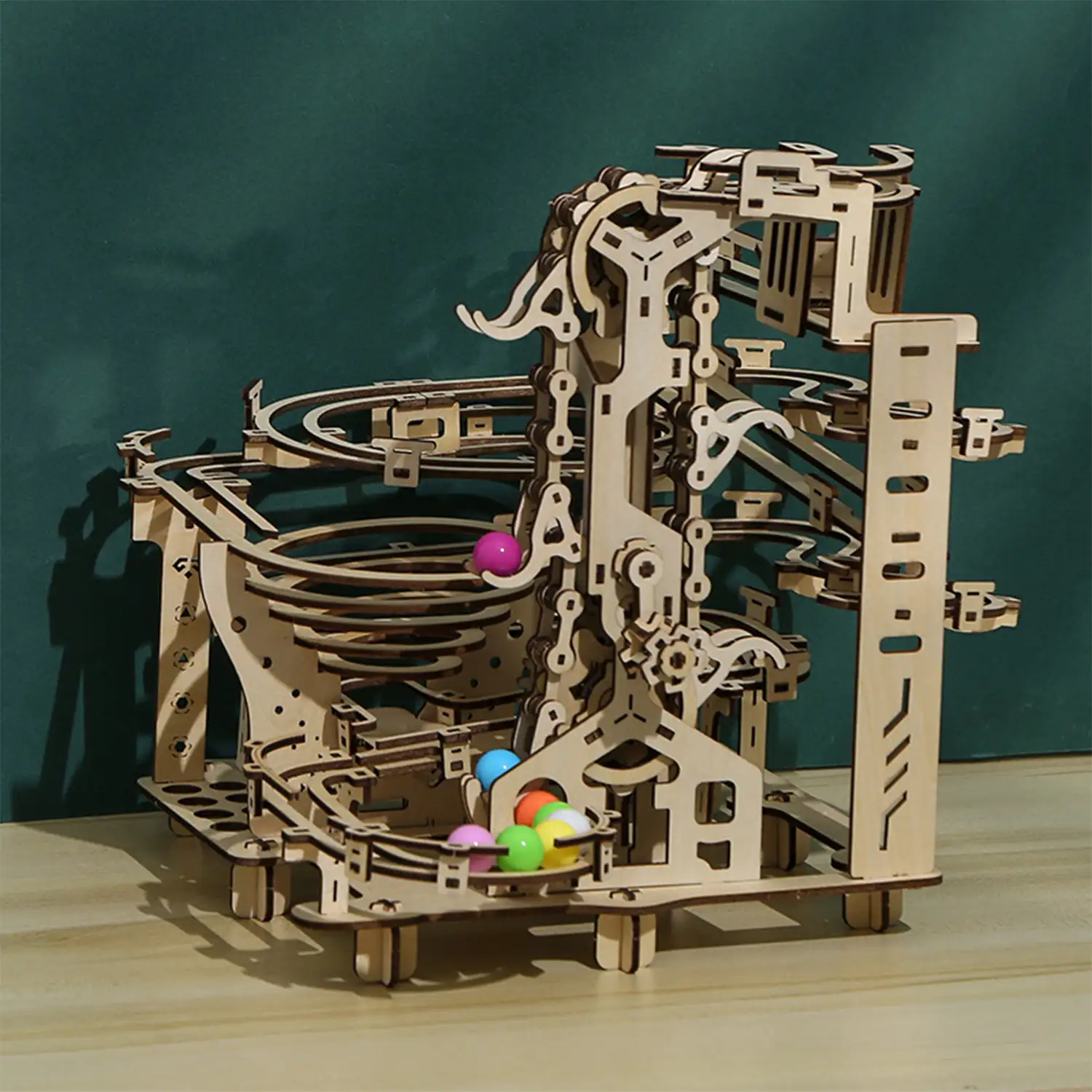 Maqueta de Madera 3D, diseño de Circuito manual de canicas con movimiento mecánico. 196 piezas.