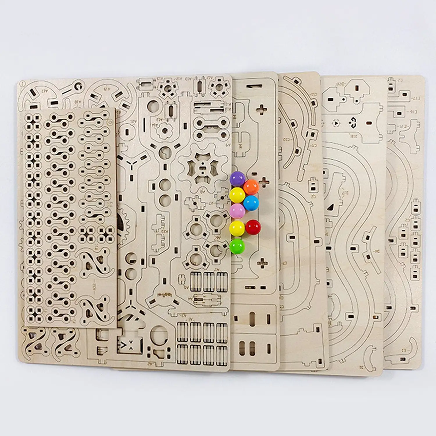 Maqueta de Madera 3D, diseño de Circuito manual de canicas con movimiento mecánico. 196 piezas.