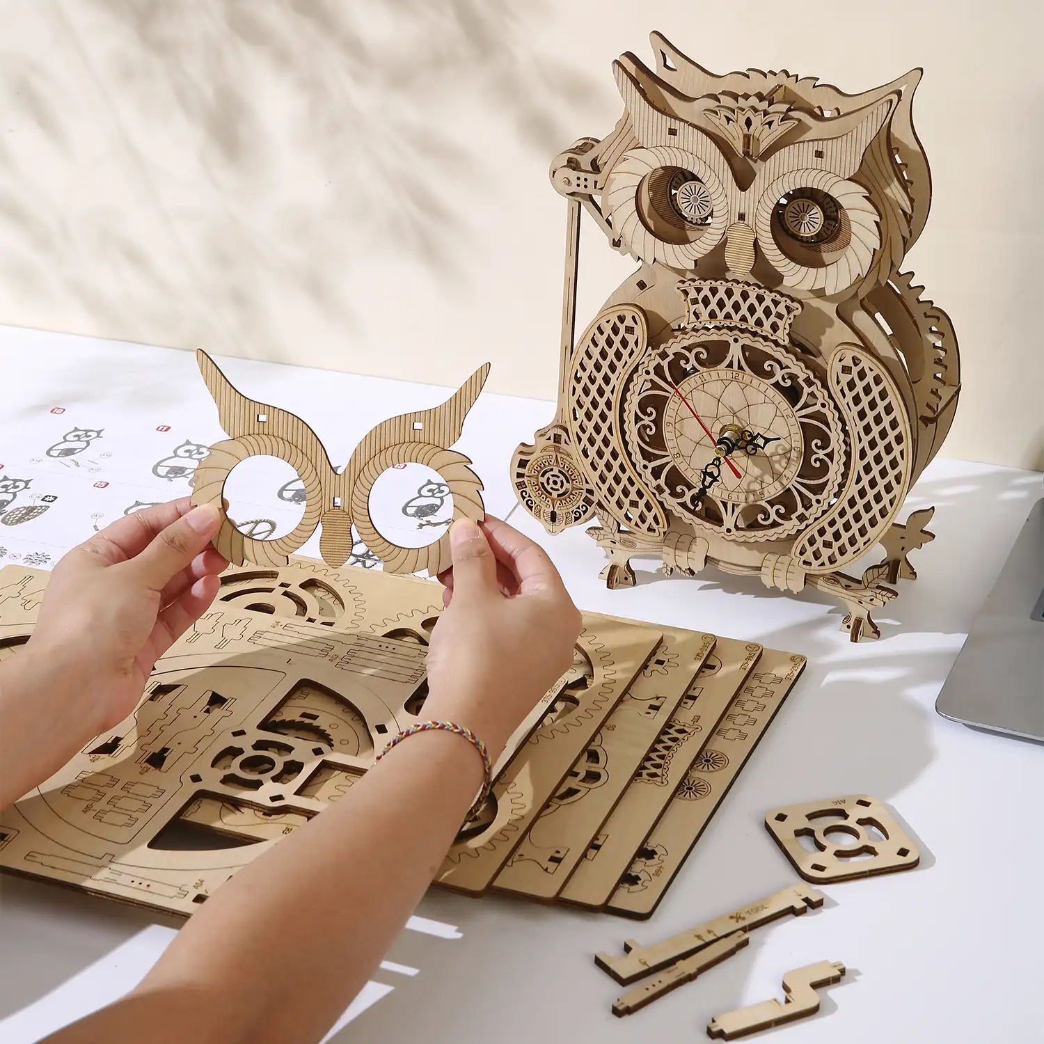 Maqueta de Madera 3D, reloj con diseño de Búho con movimiento mecánico. 139 piezas.
