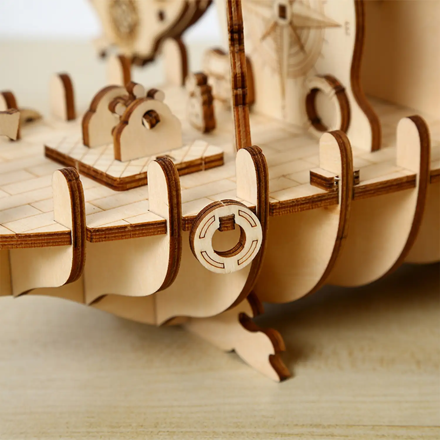 Maqueta de Madera 3D, reloj con diseño de Barco pirata con movimiento mecánico. 123 piezas.