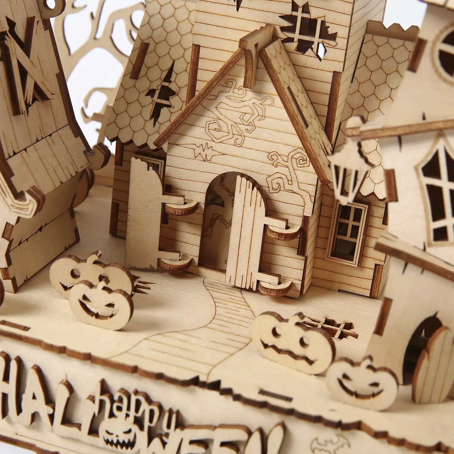 Maqueta de Madera 3D, diseño Casa de Halloween con luz. 147 piezas.