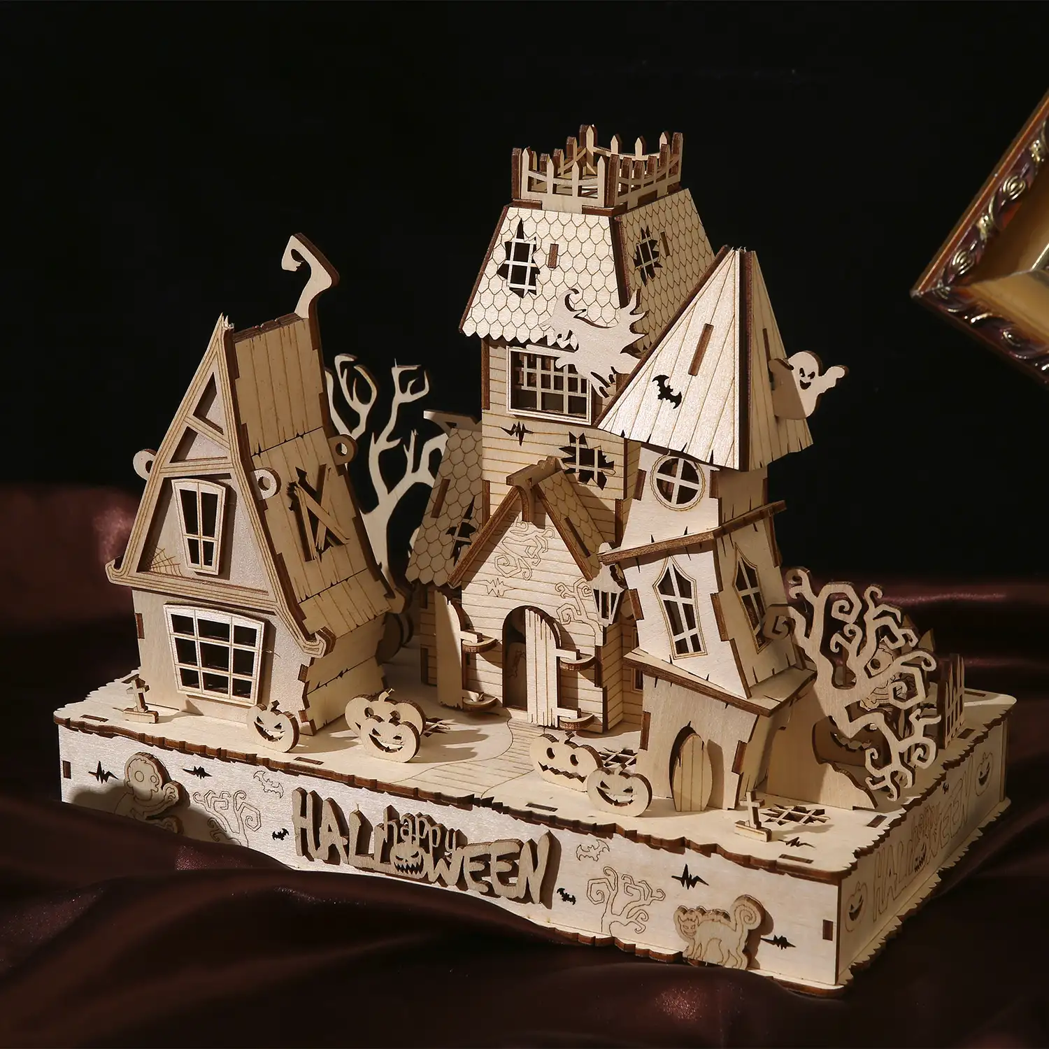 Maqueta de Madera 3D, diseño Casa de Halloween con luz. 147 piezas.