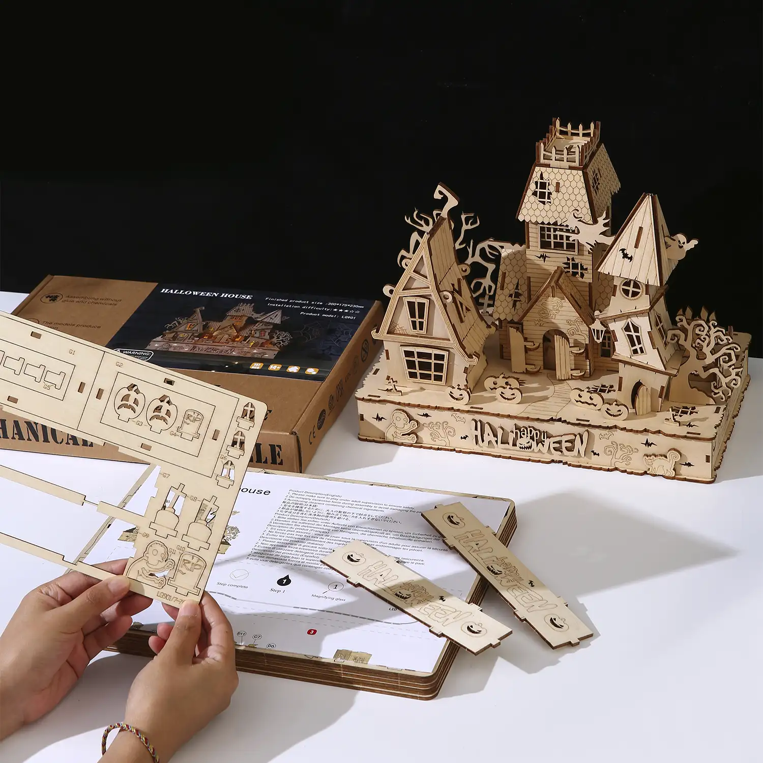 Maqueta de Madera 3D, diseño Casa de Halloween con luz. 147 piezas.