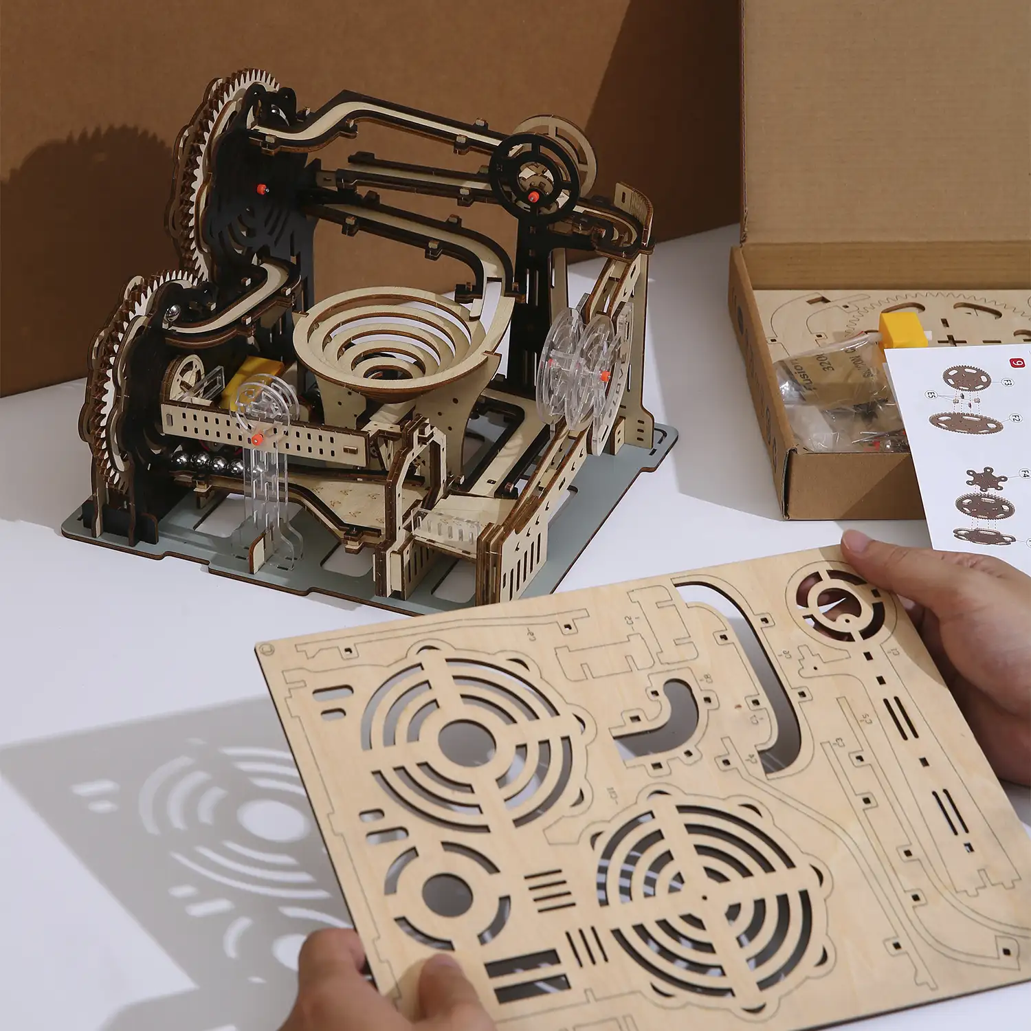 Maqueta de Madera 3D, diseño Raíl para perlas con movimiento mecánico. 168 piezas.