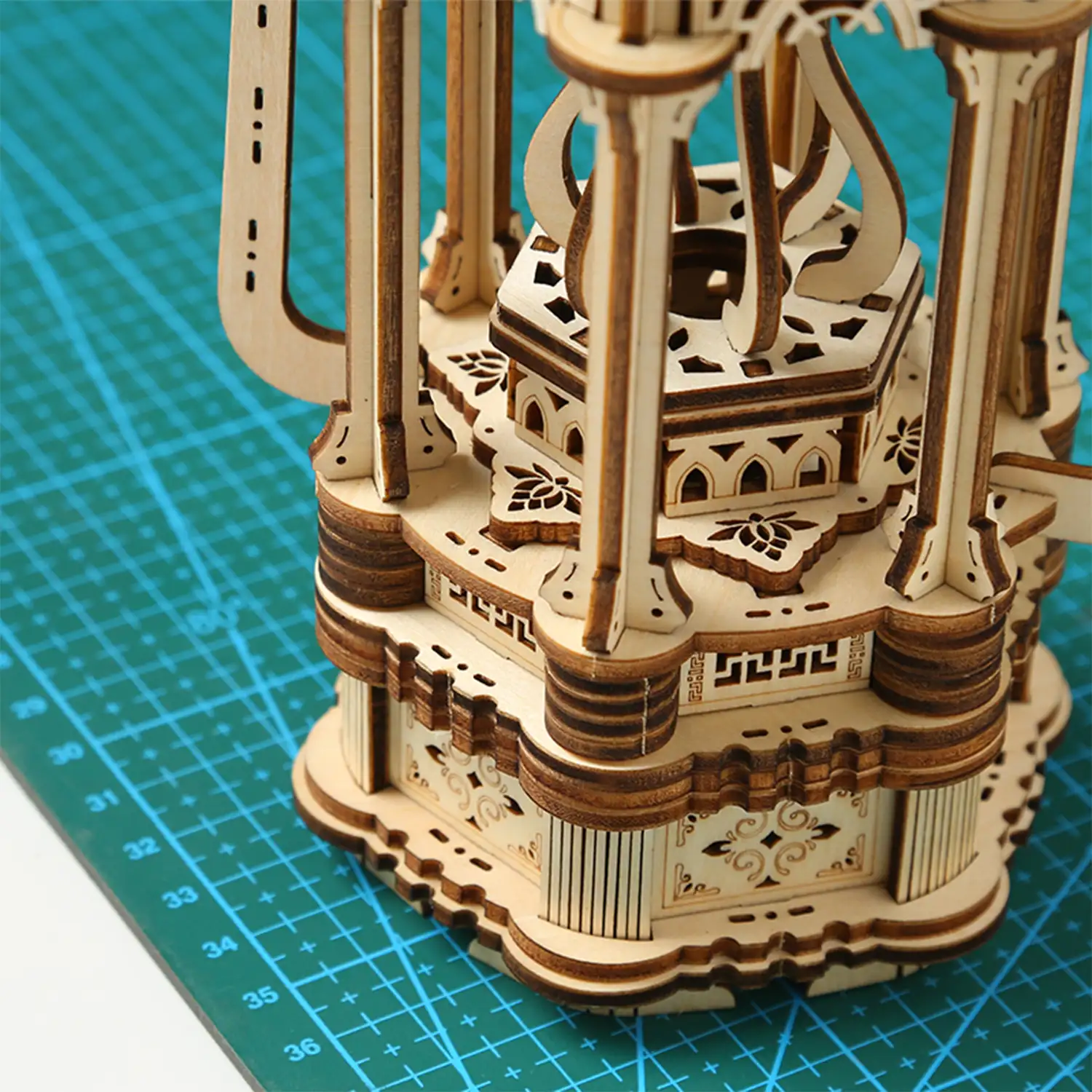 Maqueta de Madera 3D, diseño Linterna antigua con luz. 145 piezas.