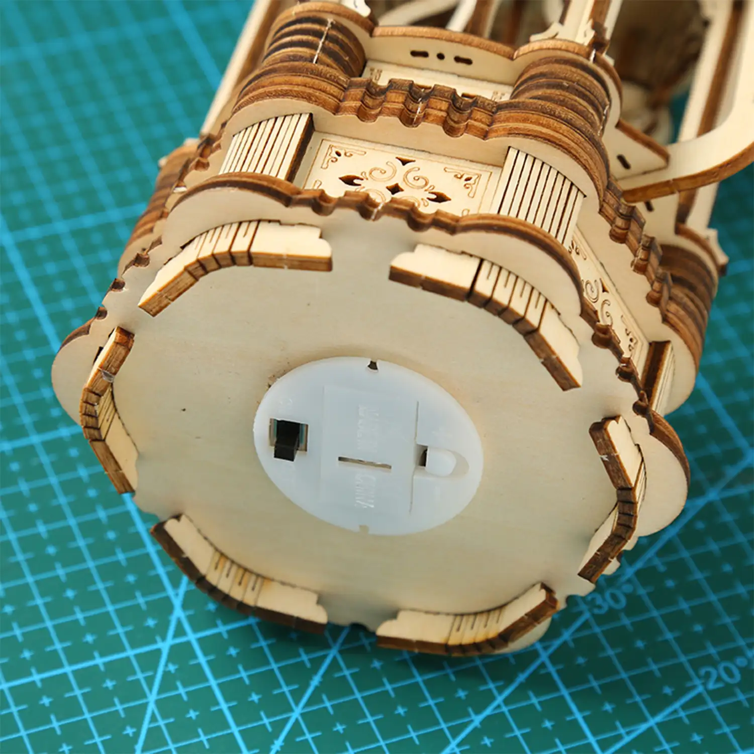 Maqueta de Madera 3D, diseño Linterna antigua con luz. 145 piezas.