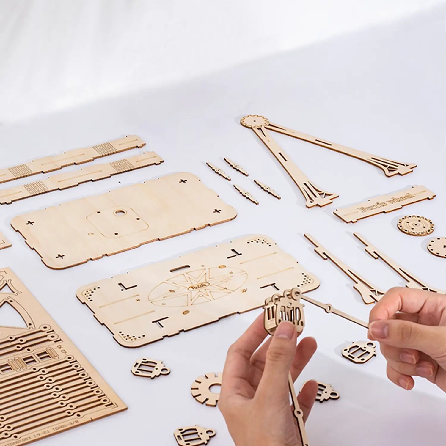 Maqueta de Madera 3D, diseño de Noria con música y movimiento mecánico. 183 piezas.