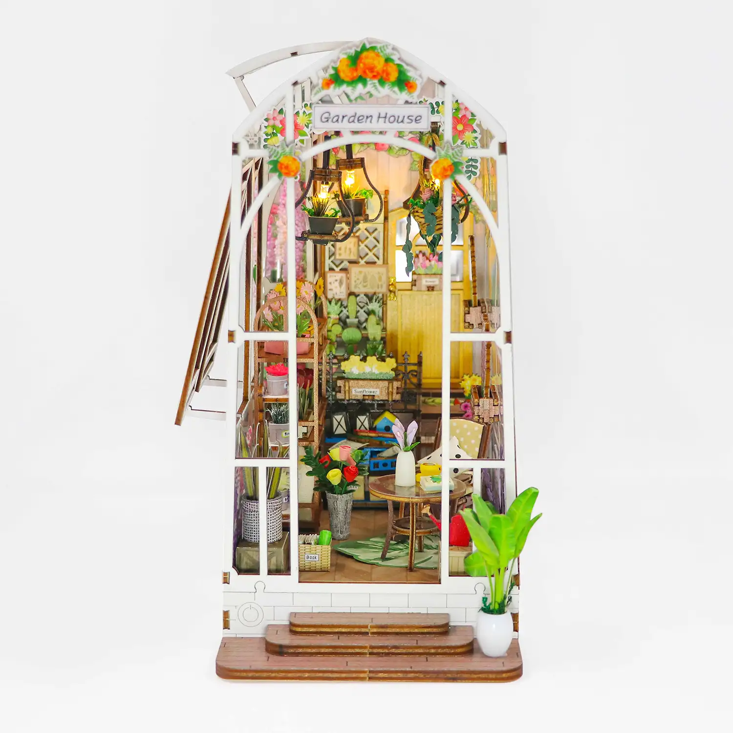 Casa jardín. Maqueta 3D realista con gran detalle y luces led.