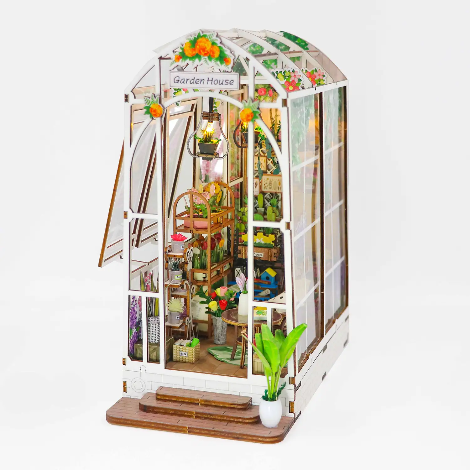 Casa jardín. Maqueta 3D realista con gran detalle y luces led.