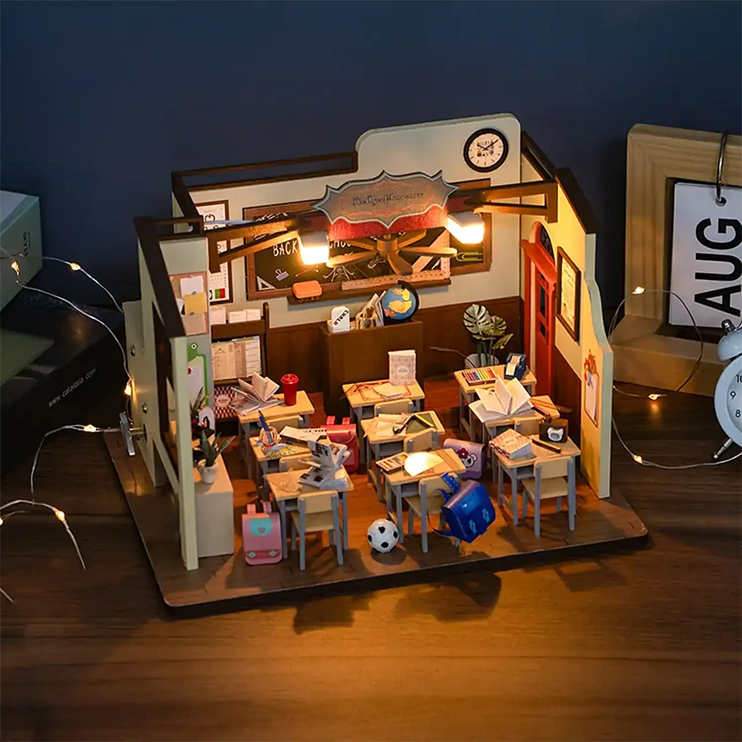 Clase de escuela. Maqueta 3D realista con gran detalle y luces led.