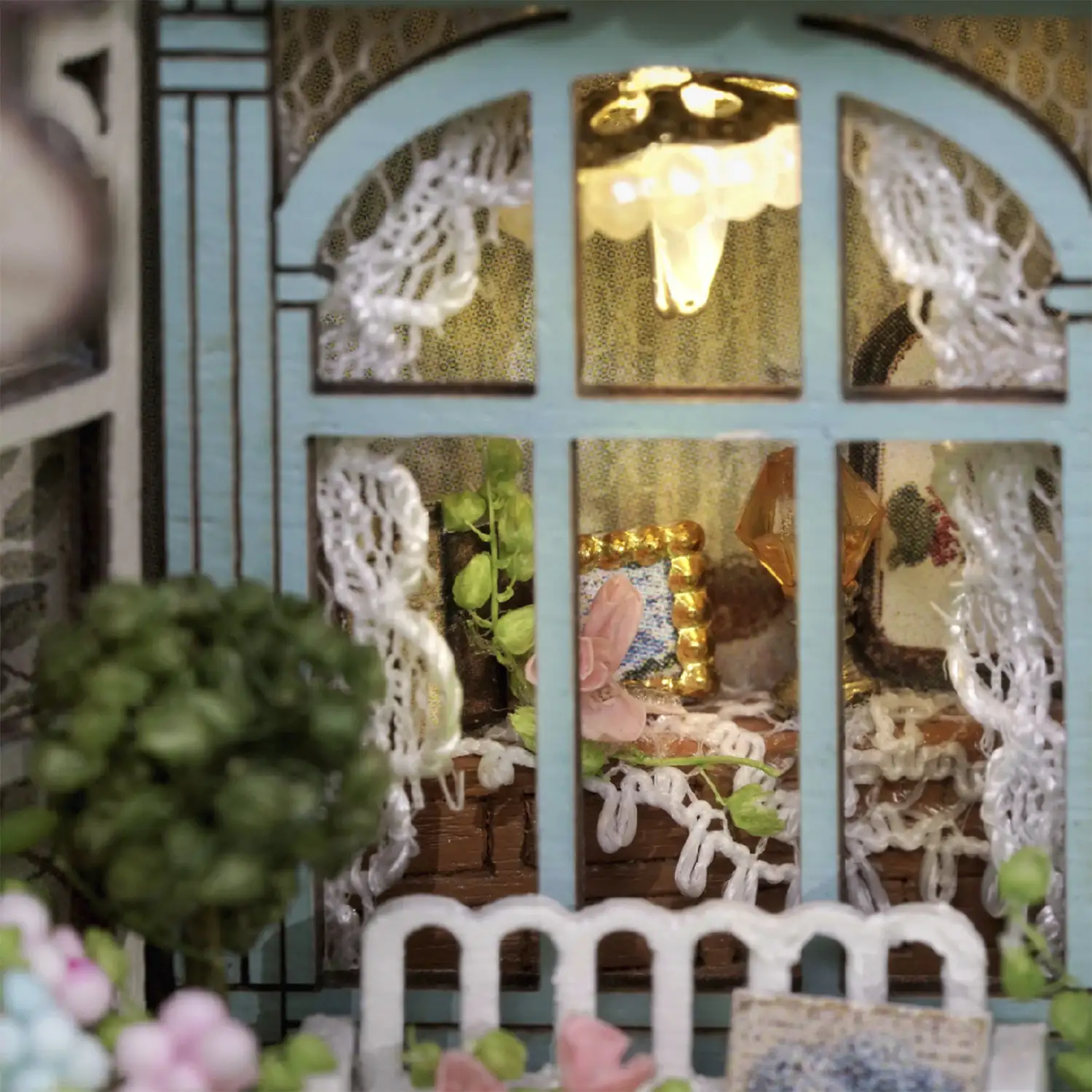 Colección Cubo fantástico, Jardín de Molly. Maqueta plegable 3D realista con gran detalle y luces led.