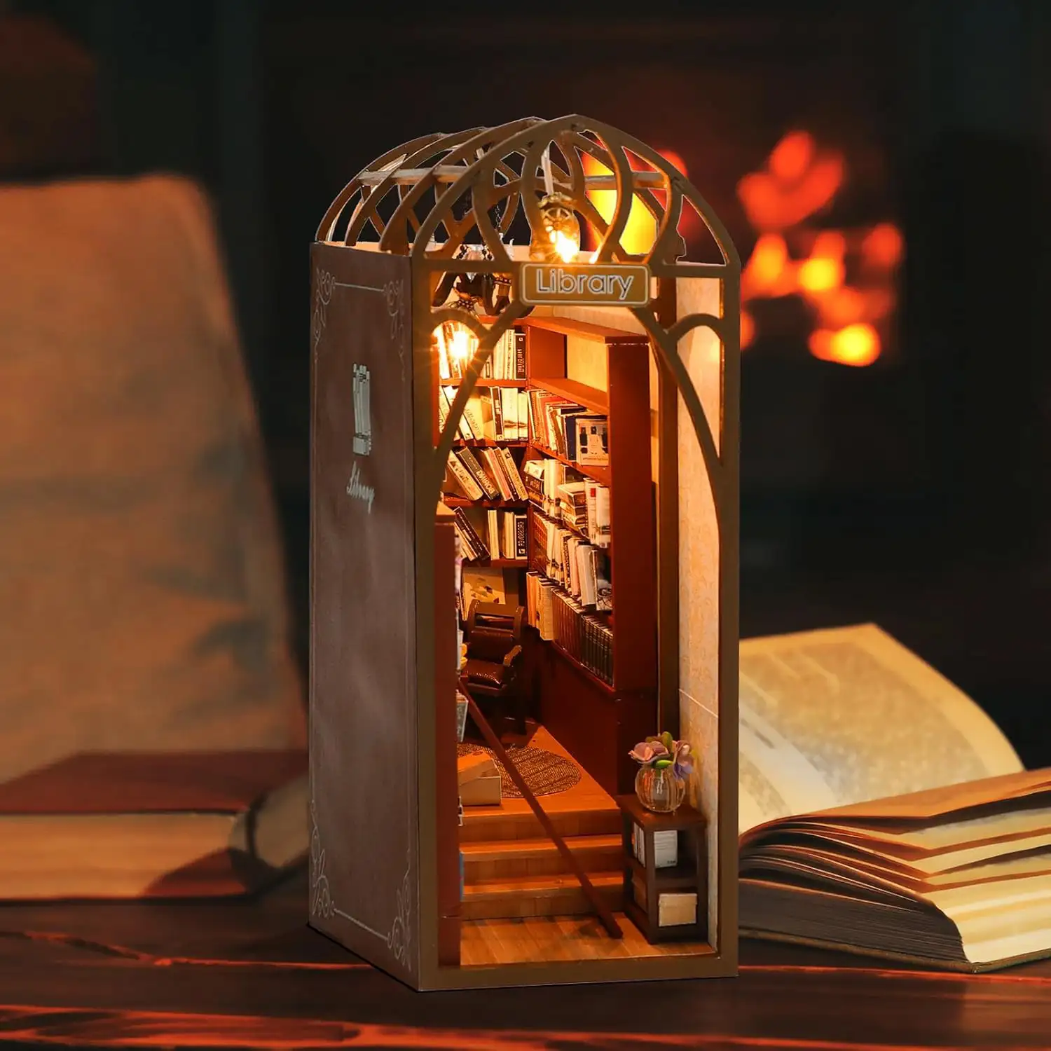 Librería Enciclopedia. Book Nook realista con gran detalle, cubierta y luces led.