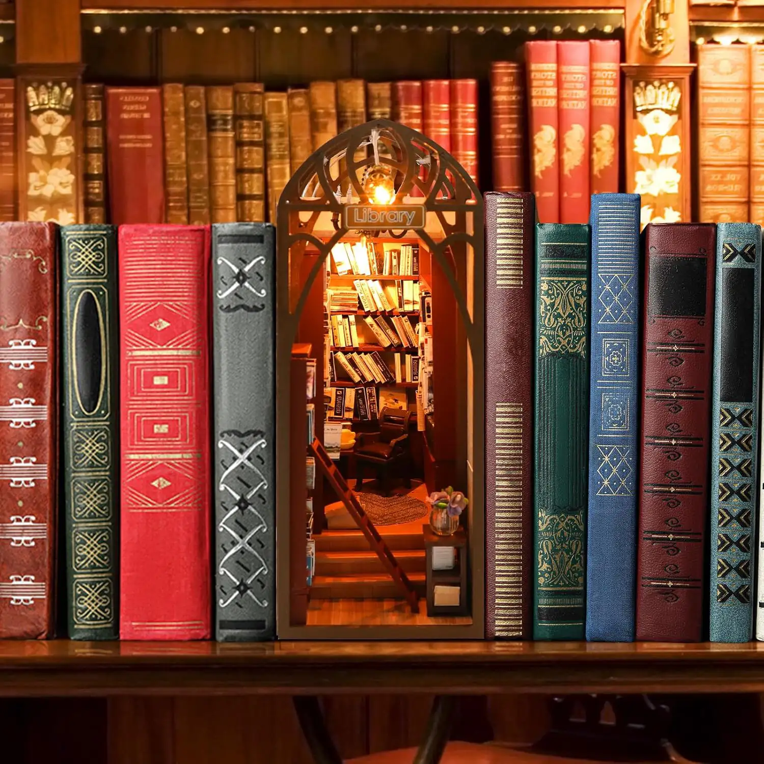 Librería Enciclopedia. Book Nook realista con gran detalle, cubierta y luces led.