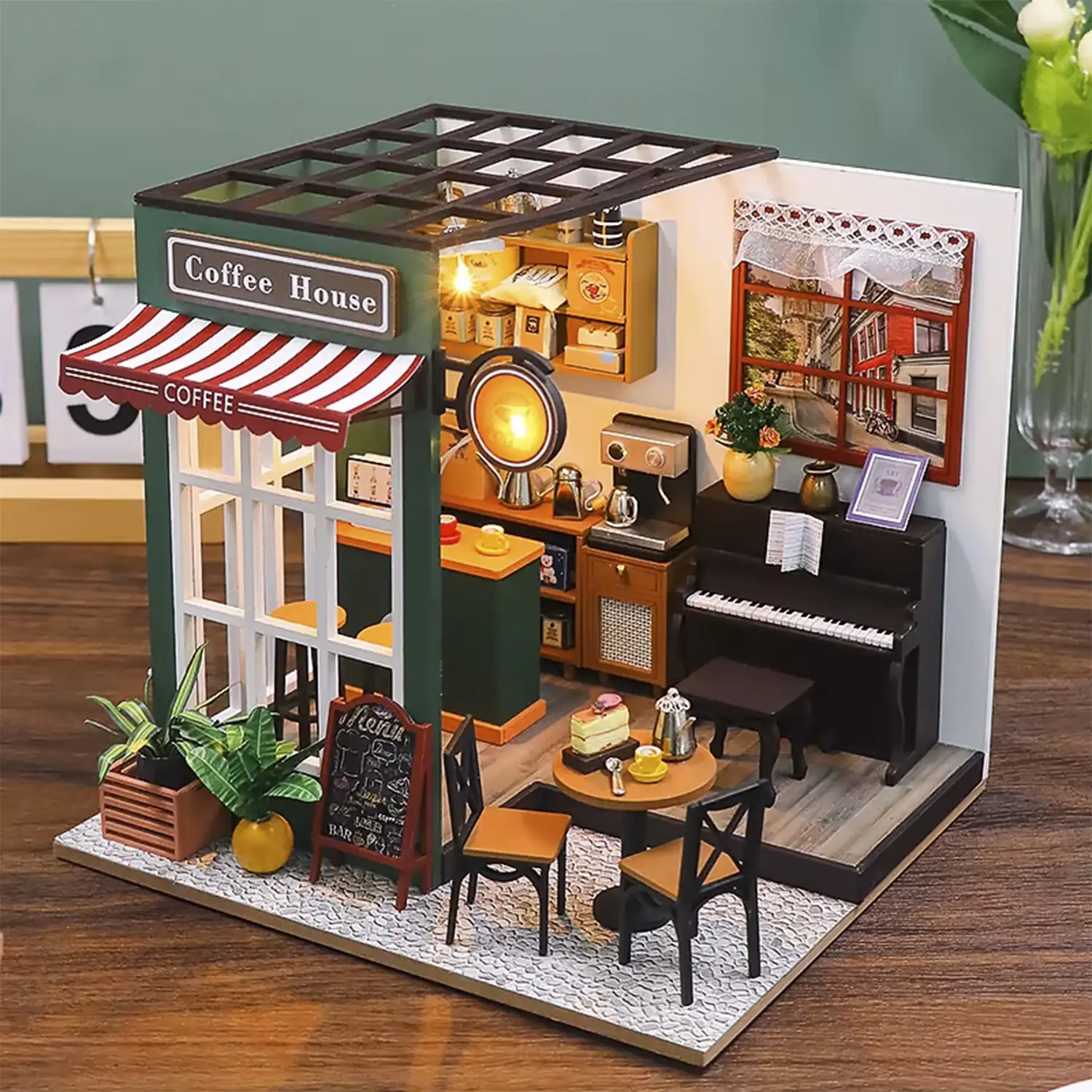 Café de la tarde. Maqueta 3D realista con gran detalle y luces led.