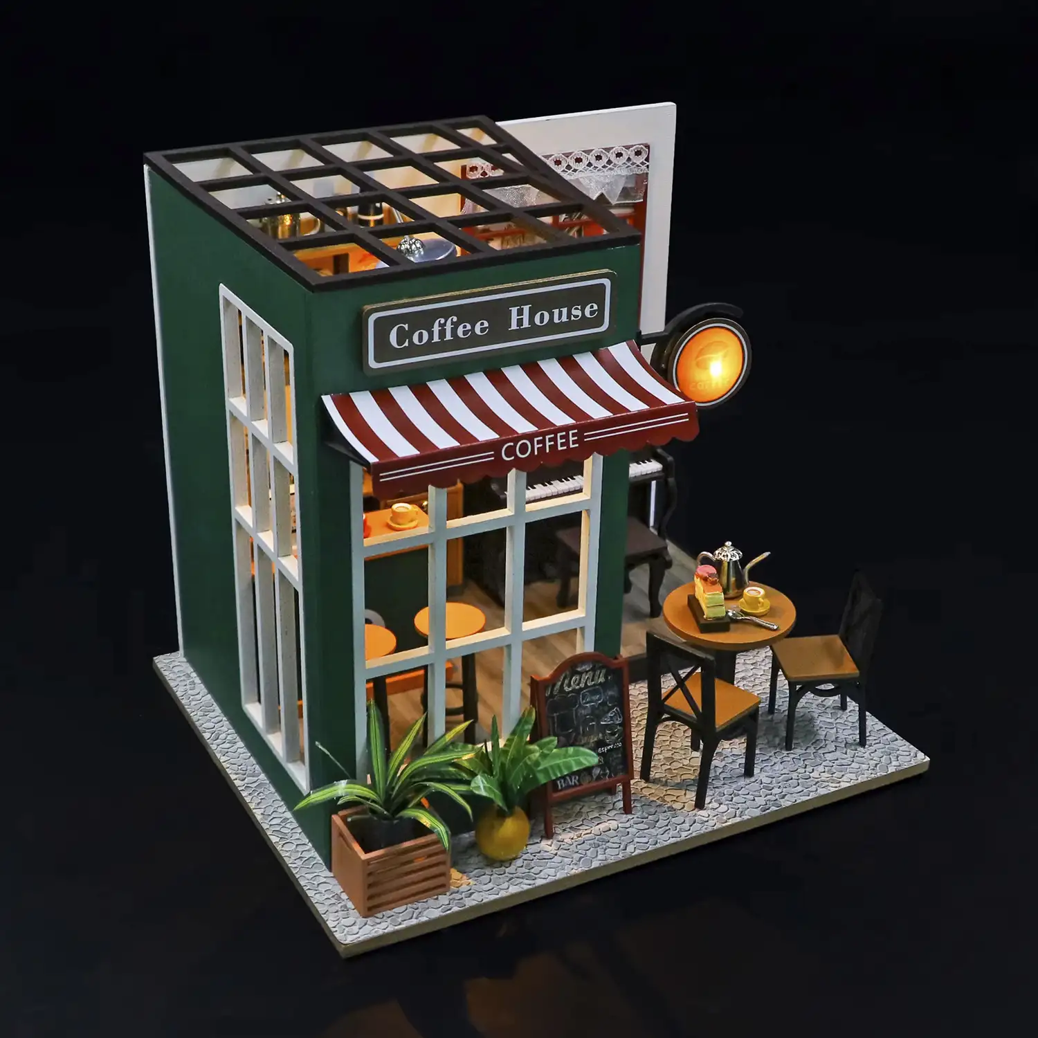 Café de la tarde. Maqueta 3D realista con gran detalle y luces led.