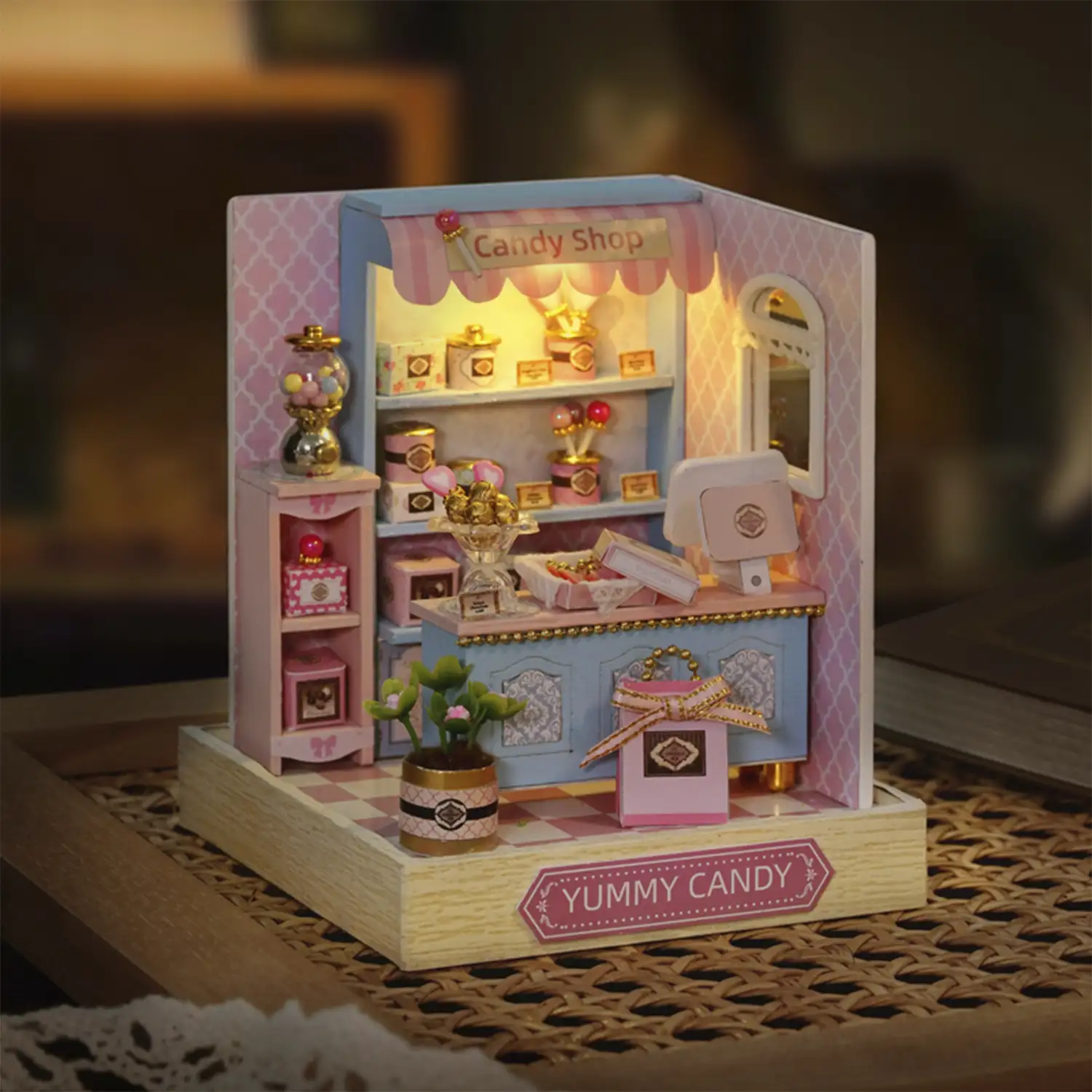 Colección Rincón de la felicidad, Caramelo delicioso. Maqueta 3D realista con gran detalle, cubierta antipolvo y luces led.