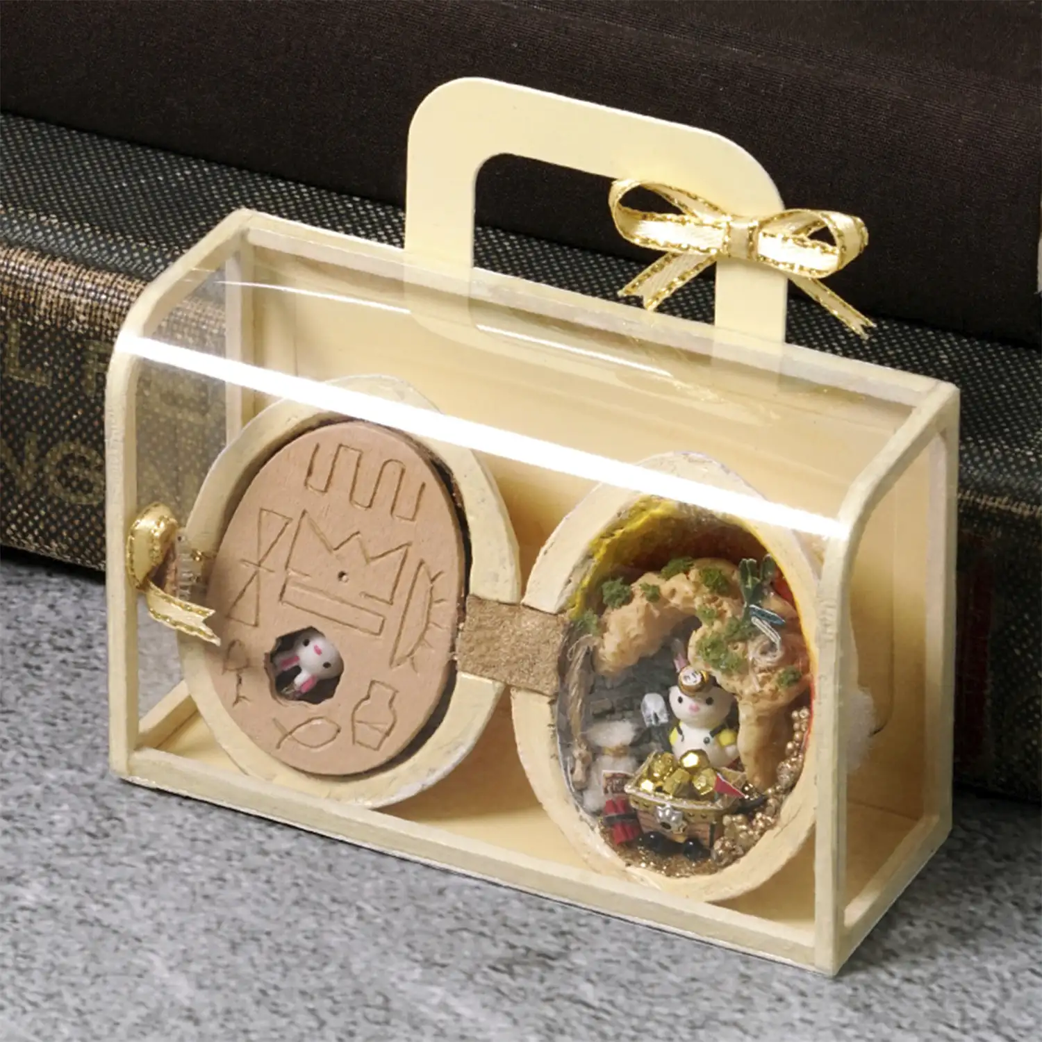 Colección Semillas del Mundo. Mina de Oro. Maqueta de madera 3D, con cubierta en forma de bolso.